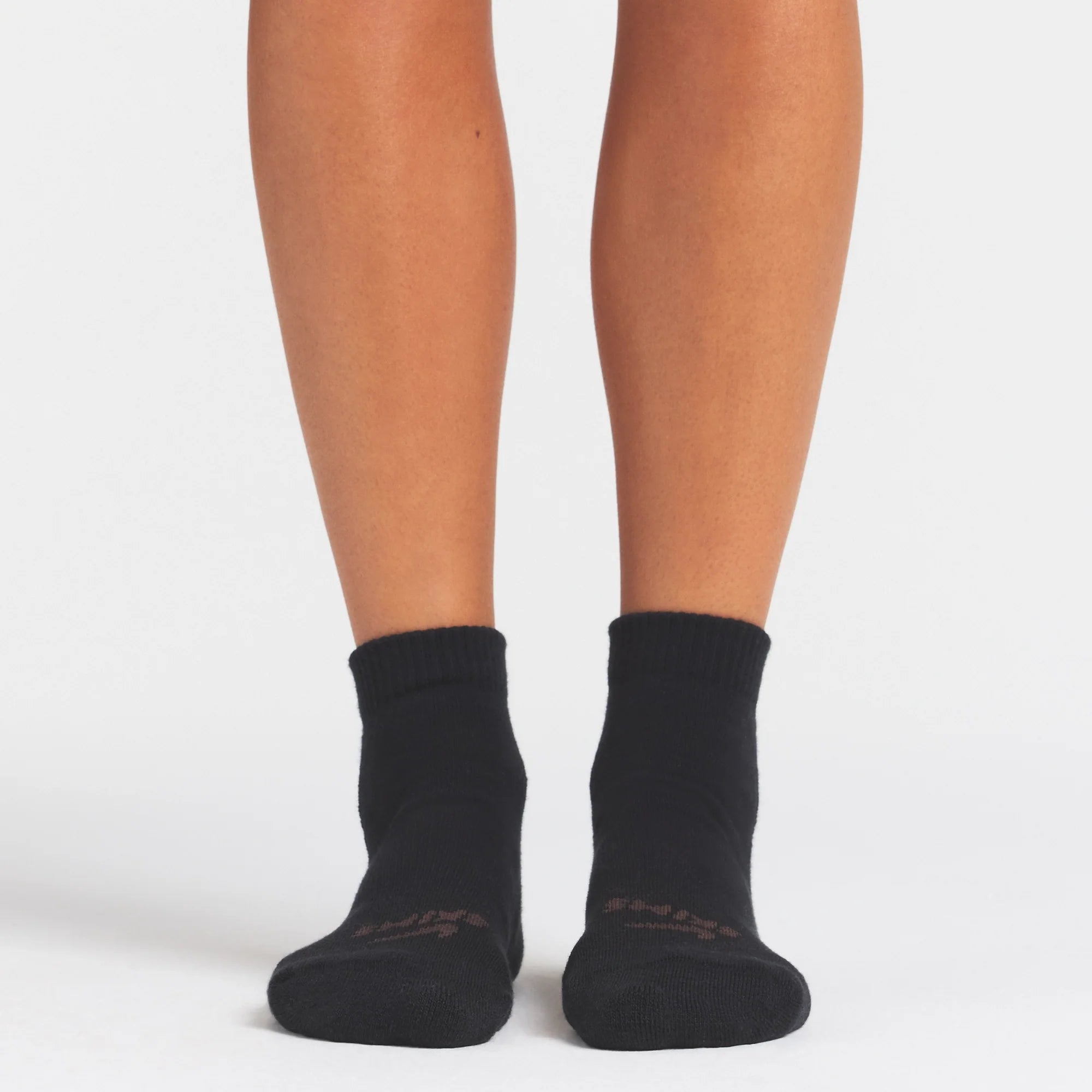 NikeSKIMS ACCESSORIES DRI-FIT™ ANKLE SOCK 3-PACK | SNOW(OBSIDIAN)/HEATHER GREY(SNOW)/OBSIDIAN(DARK SEPIA) ON A MODEL SIDE VIEW @ | FOCUS: 0.0, 1.0, 0.9