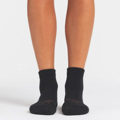 NikeSKIMS ACCESSORIES DRI-FIT™ ANKLE SOCK 3-PACK | SNOW(OBSIDIAN)/HEATHER GREY(SNOW)/OBSIDIAN(DARK SEPIA) ON A MODEL SIDE VIEW @ | FOCUS: 0.0, 1.0, 0.9