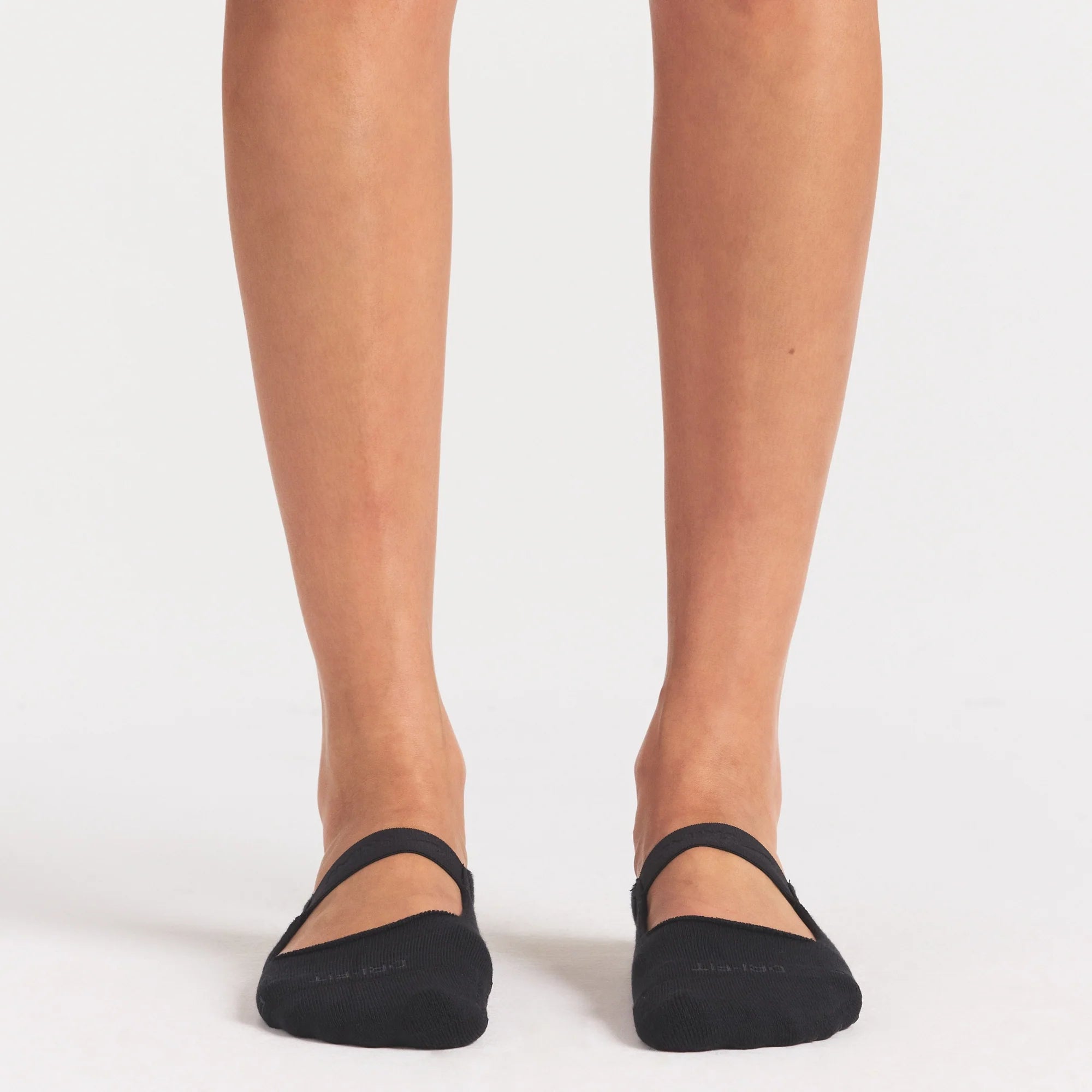 NikeSKIMS ACCESSORIES DRI-FIT™ PILATES NO SHOW SOCK | OBSIDIAN ON A MODEL SIDE VIEW @ | FOCUS: 0.0, 1.0, 0.9