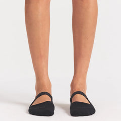 NikeSKIMS ACCESSORIES DRI-FIT™ PILATES NO SHOW SOCK | OBSIDIAN ON A MODEL SIDE VIEW @ | FOCUS: 0.0, 1.0, 0.9