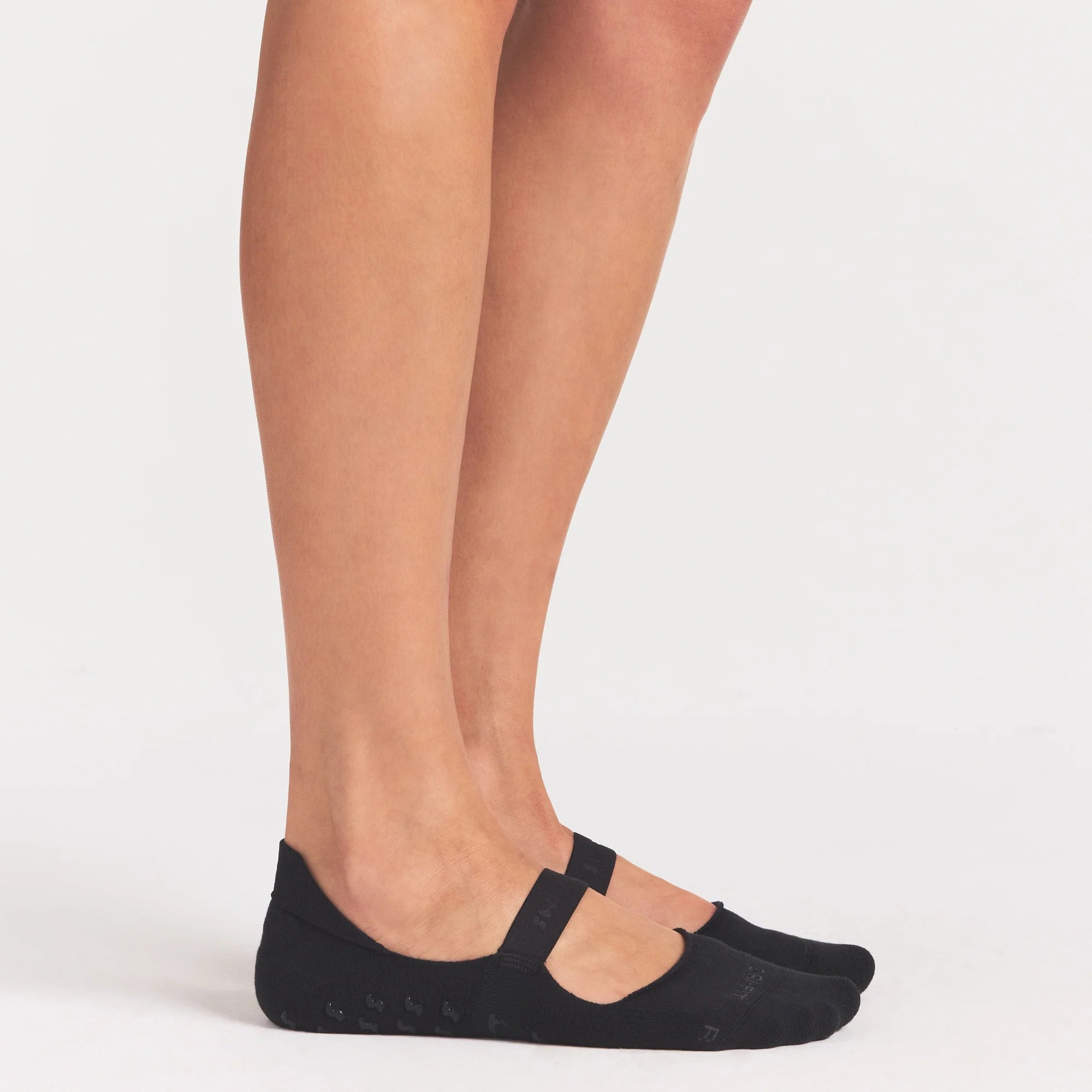 NikeSKIMS ACCESSORIES DRI-FIT™ PILATES NO SHOW SOCK | OBSIDIAN ON A MODEL SIDE VIEW @ | FOCUS: 0.0, 1.0, 0.9