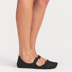 NikeSKIMS ACCESSORIES DRI-FIT™ PILATES NO SHOW SOCK | OBSIDIAN ON A MODEL SIDE VIEW @ | FOCUS: 0.0, 1.0, 0.9