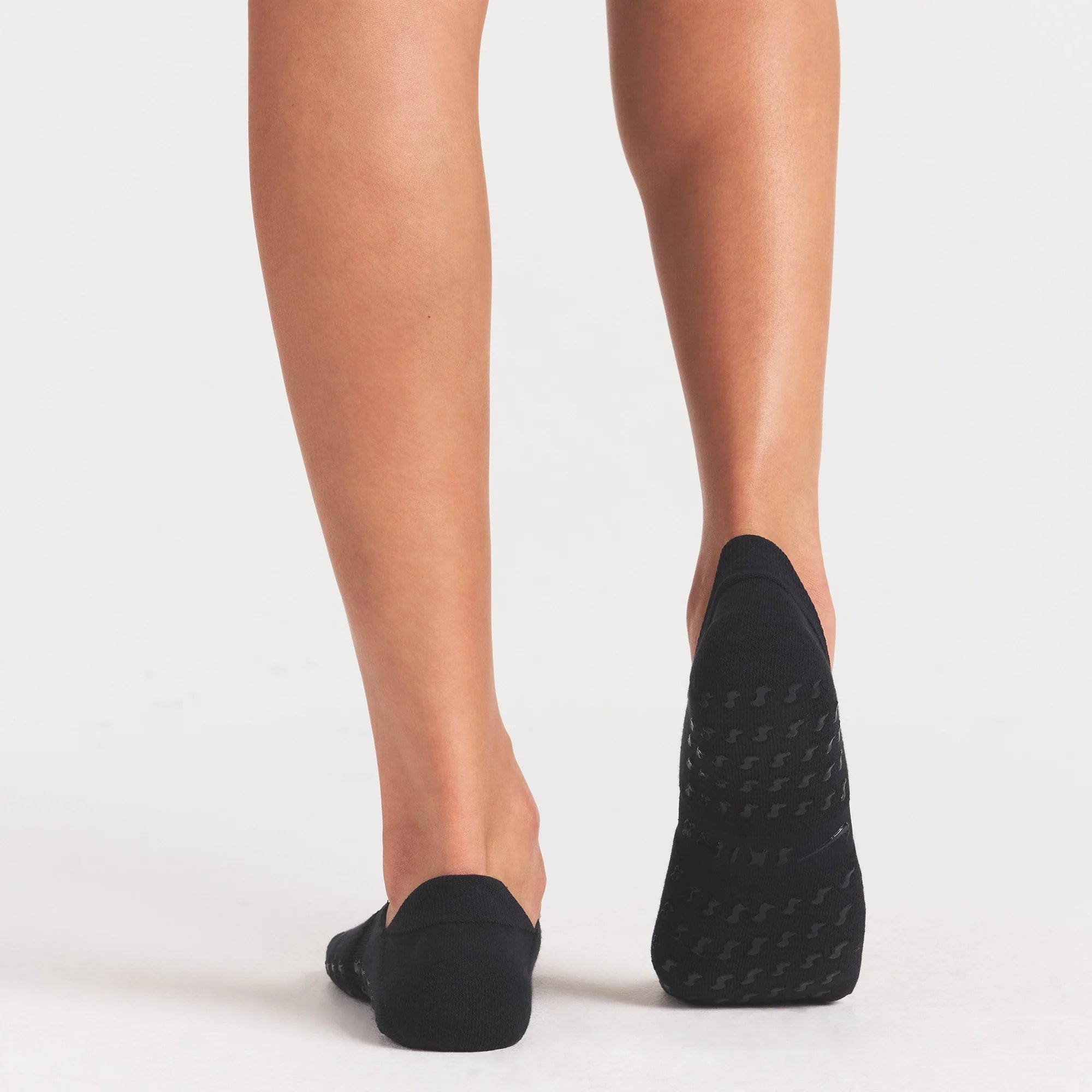 NikeSKIMS ACCESSORIES DRI-FIT™ PILATES NO SHOW SOCK | OBSIDIAN ON A MODEL SIDE VIEW