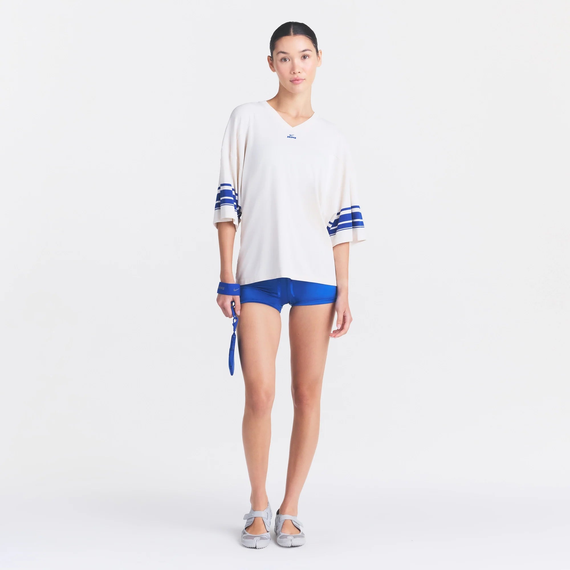 NikeSKIMS STRETCH KNIT OVERSIZED V-NECK TOP | IVORY ON A MODEL FRONT VIEW @ | FOCUS: 0.0, 1.0, 0.9