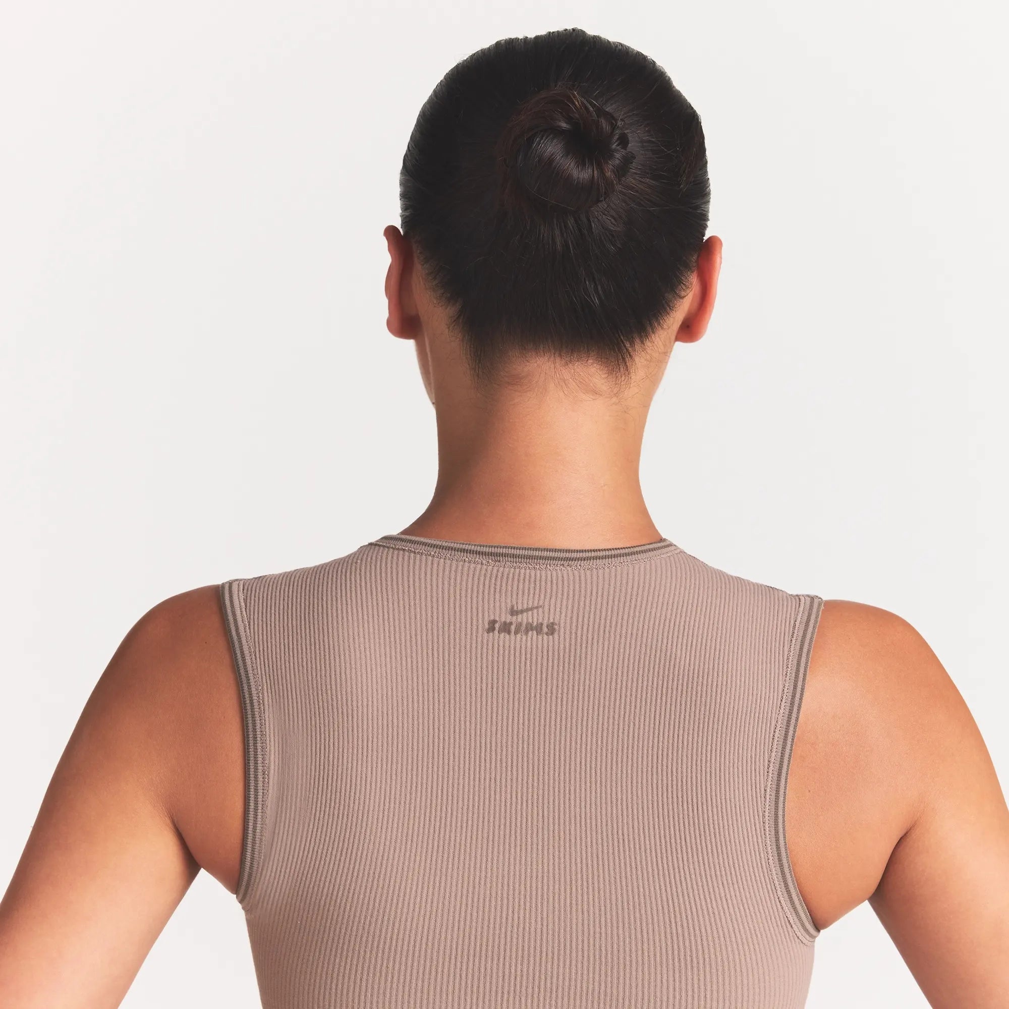 NikeSKIMS RIBBED SEAMLESS MUSCLE TANK | DRIFTWOOD ON A MODEL SIDE VIEW @ | FOCUS: 0.0, 1.0, 0.9
