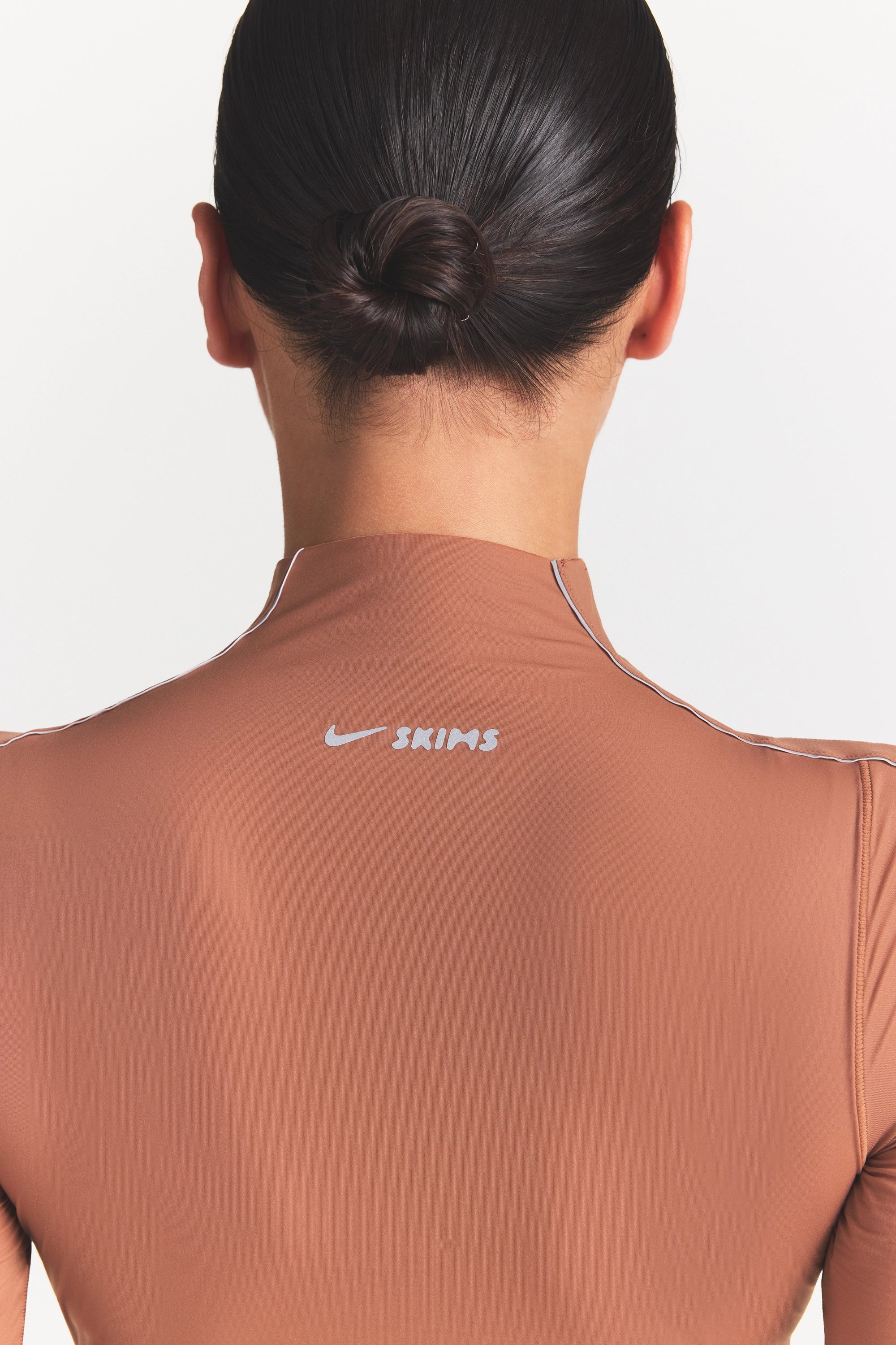 NikeSKIMS WEIGHTLESS LAYERS MOCK NECK SHORT SLEEVE T-SHIRT | CAROB BROWN ON A MODEL SIDE VIEW @ | FOCUS: 0.0, 1.0, 0.9