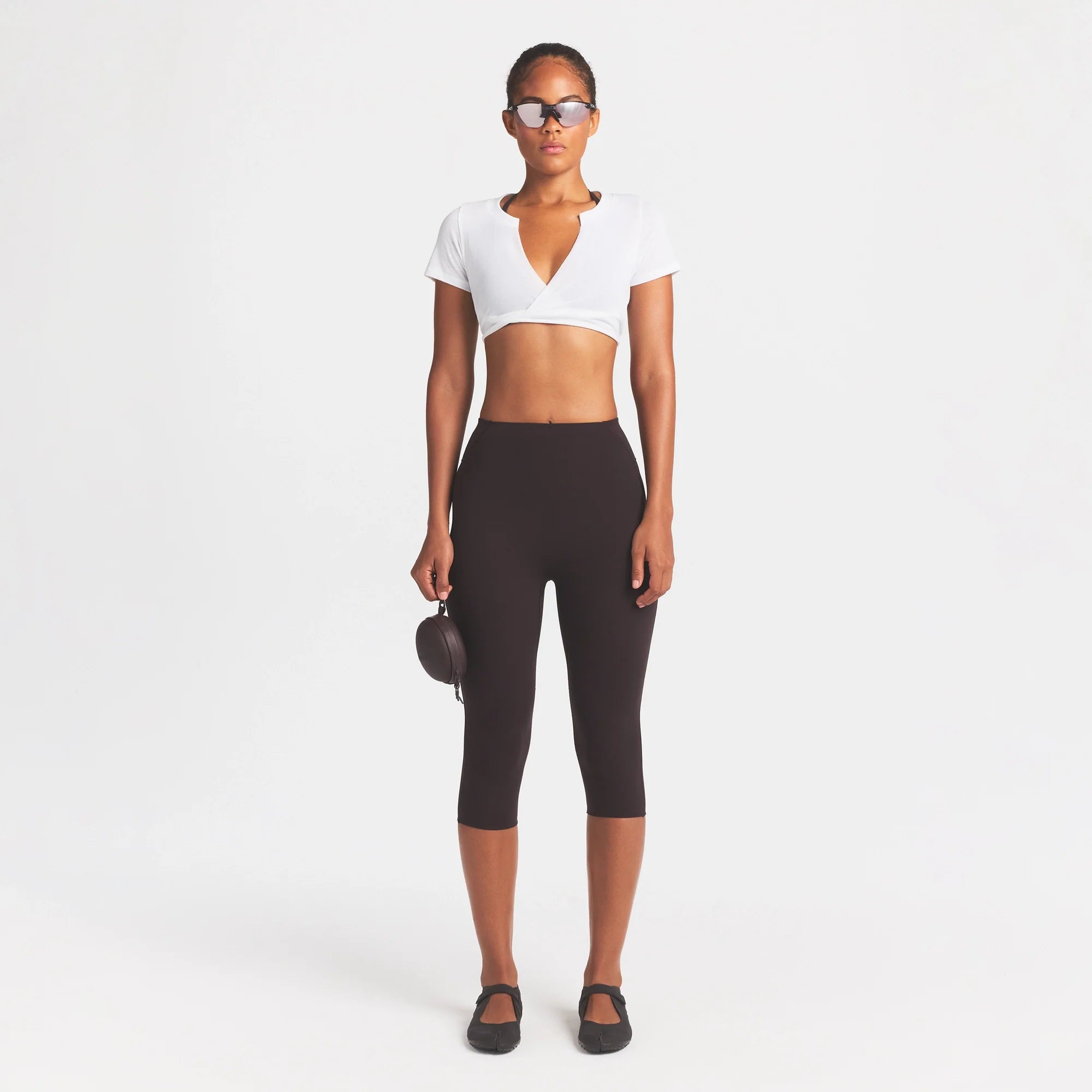 NikeSKIMS PERFORMANCE COTTON BLEND SHORT SLEEVE V-NECK TOP | SNOW ON A MODEL FRONT VIEW @ | FOCUS: 0.0, 1.0, 0.9