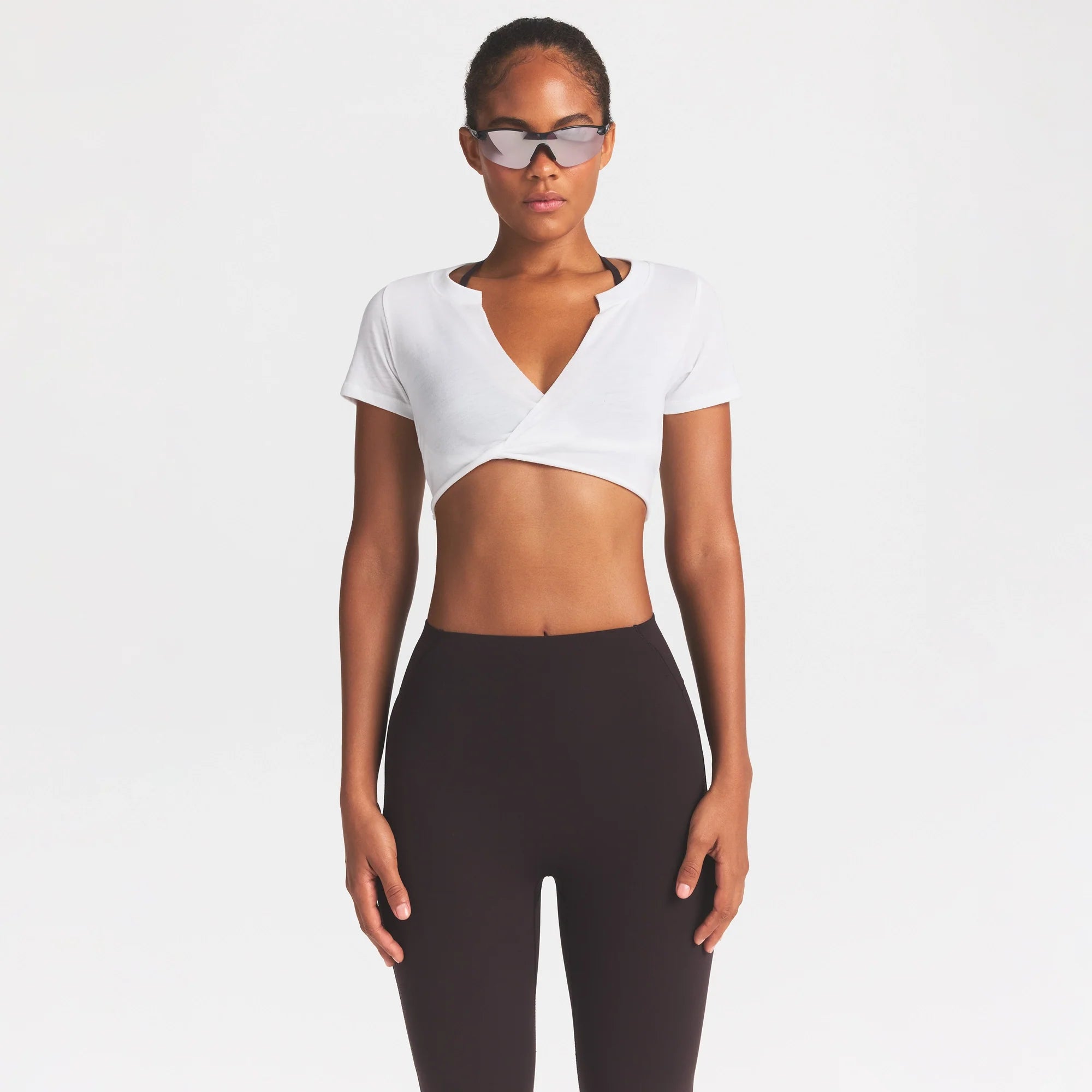 NikeSKIMS PERFORMANCE COTTON BLEND SHORT SLEEVE V-NECK TOP | SNOW ON A MODEL SIDE VIEW @ | FOCUS: 0.0, 1.0, 0.9