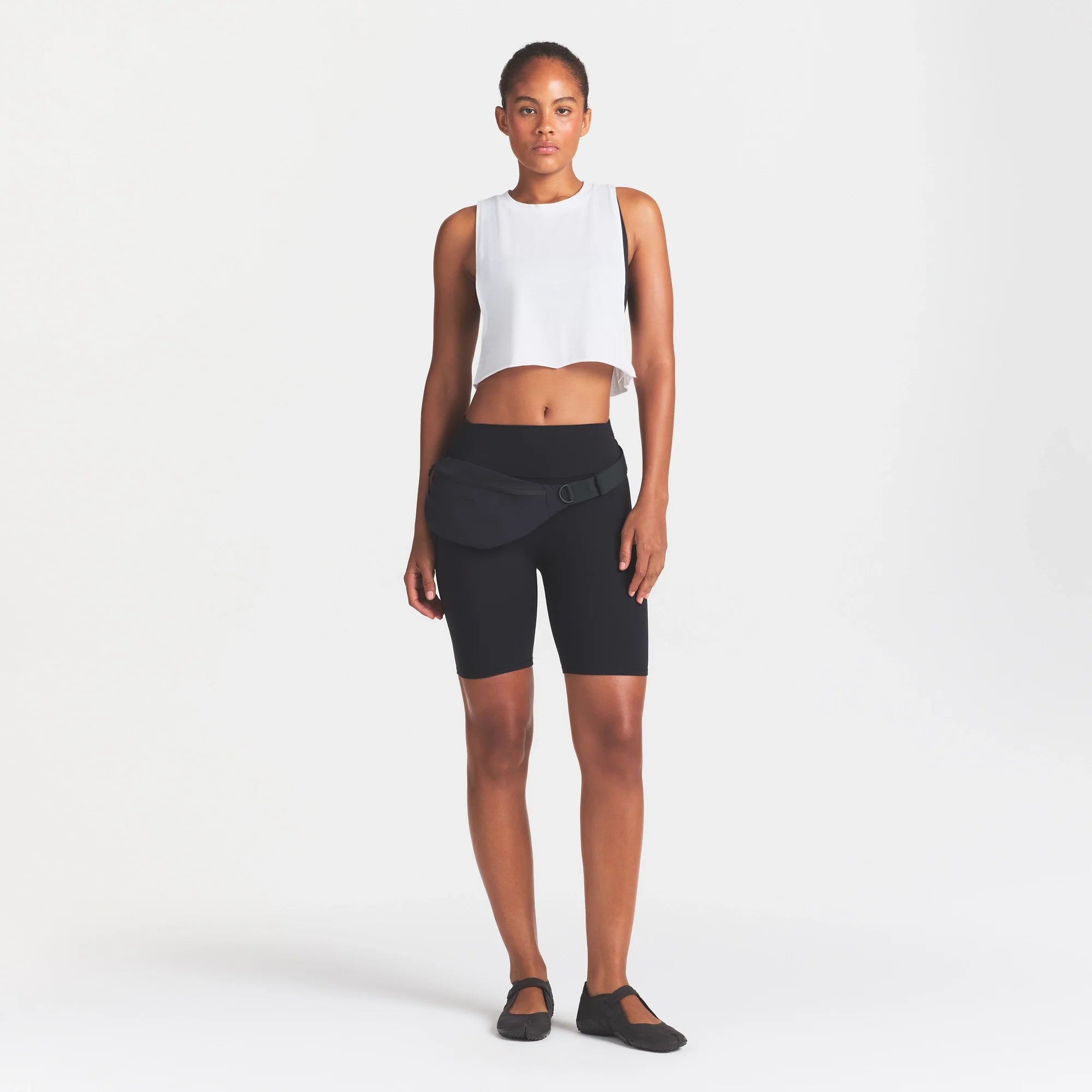 NikeSKIMS PERFORMANCE COTTON BLEND CROP TANK | SNOW ON A MODEL FRONT VIEW @ | FOCUS: 0.0, 1.0, 0.9