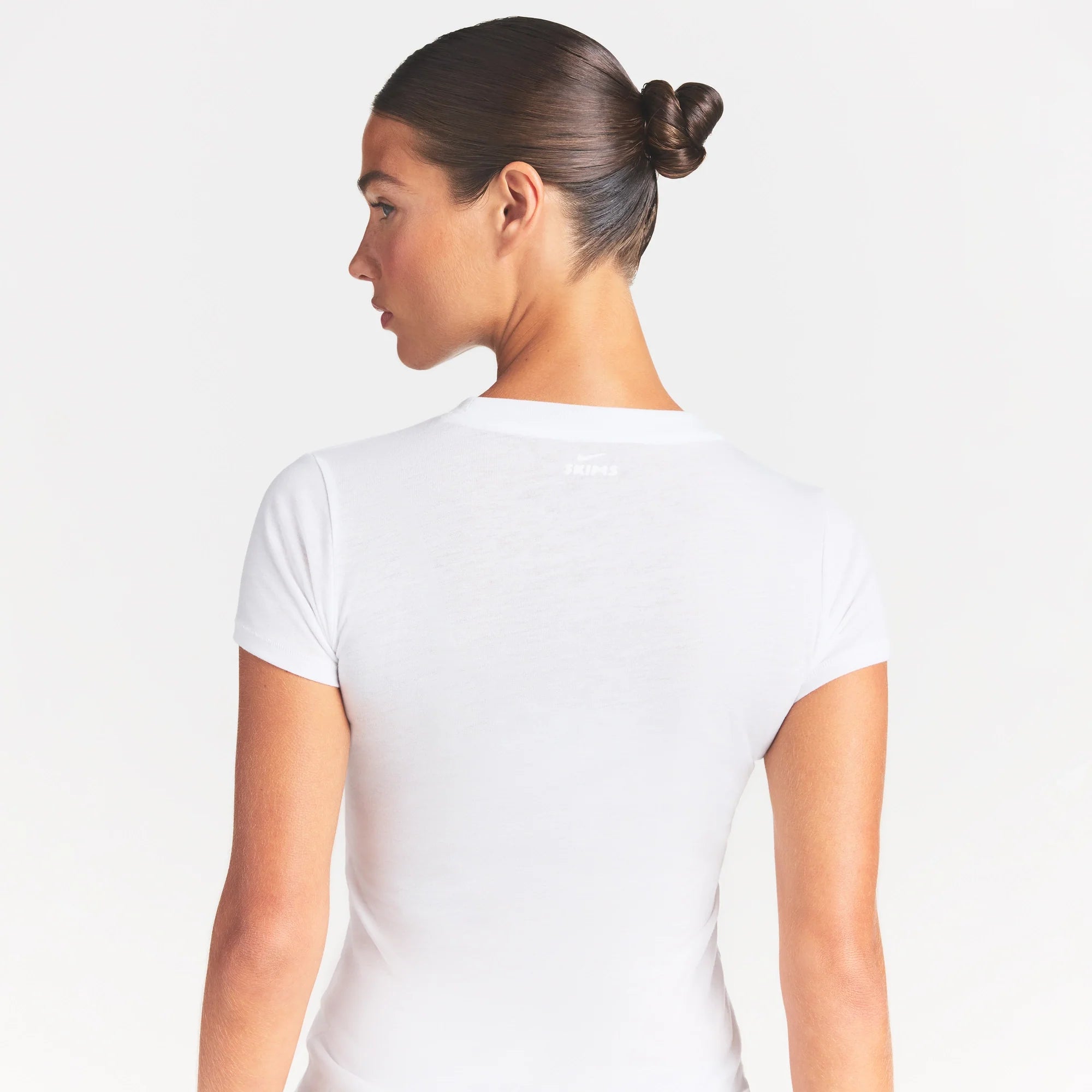 NikeSKIMS PERFORMANCE COTTON BLEND SHORT SLEEVE TOP | SNOW ON A MODEL SIDE VIEW @ | FOCUS: 0.0, 1.0, 0.9