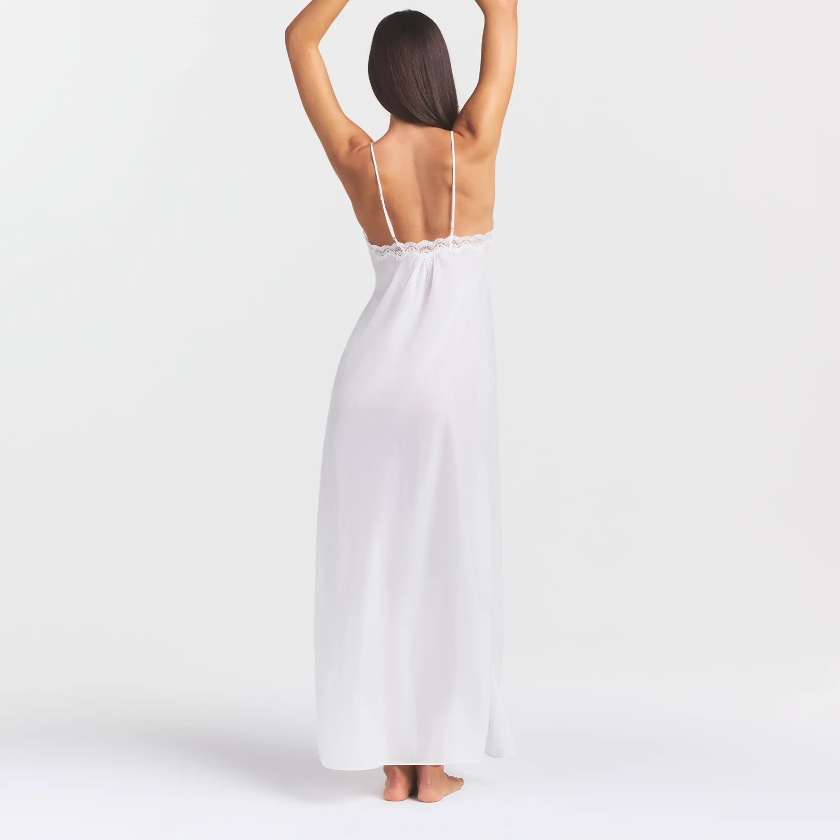 VOILE SLEEP LONG DRESS | SNOW ON A MODEL FRONT VIEW @ | FOCUS: 0.0, 1.0, 0.9