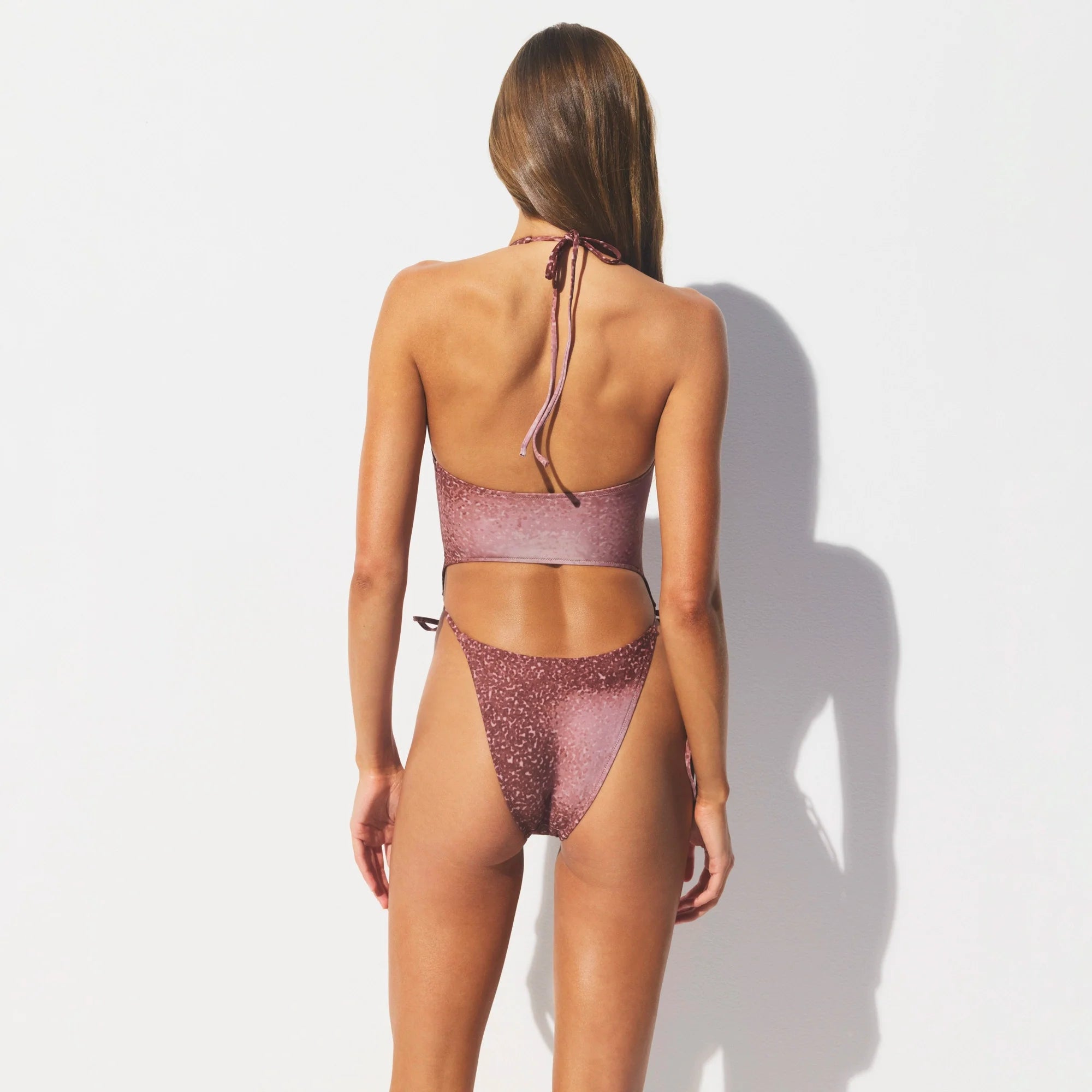 SIGNATURE SWIM PLUNGE MONOKINI | HENNA FK OMBRE PRINT ON A MODEL SIDE VIEW 
