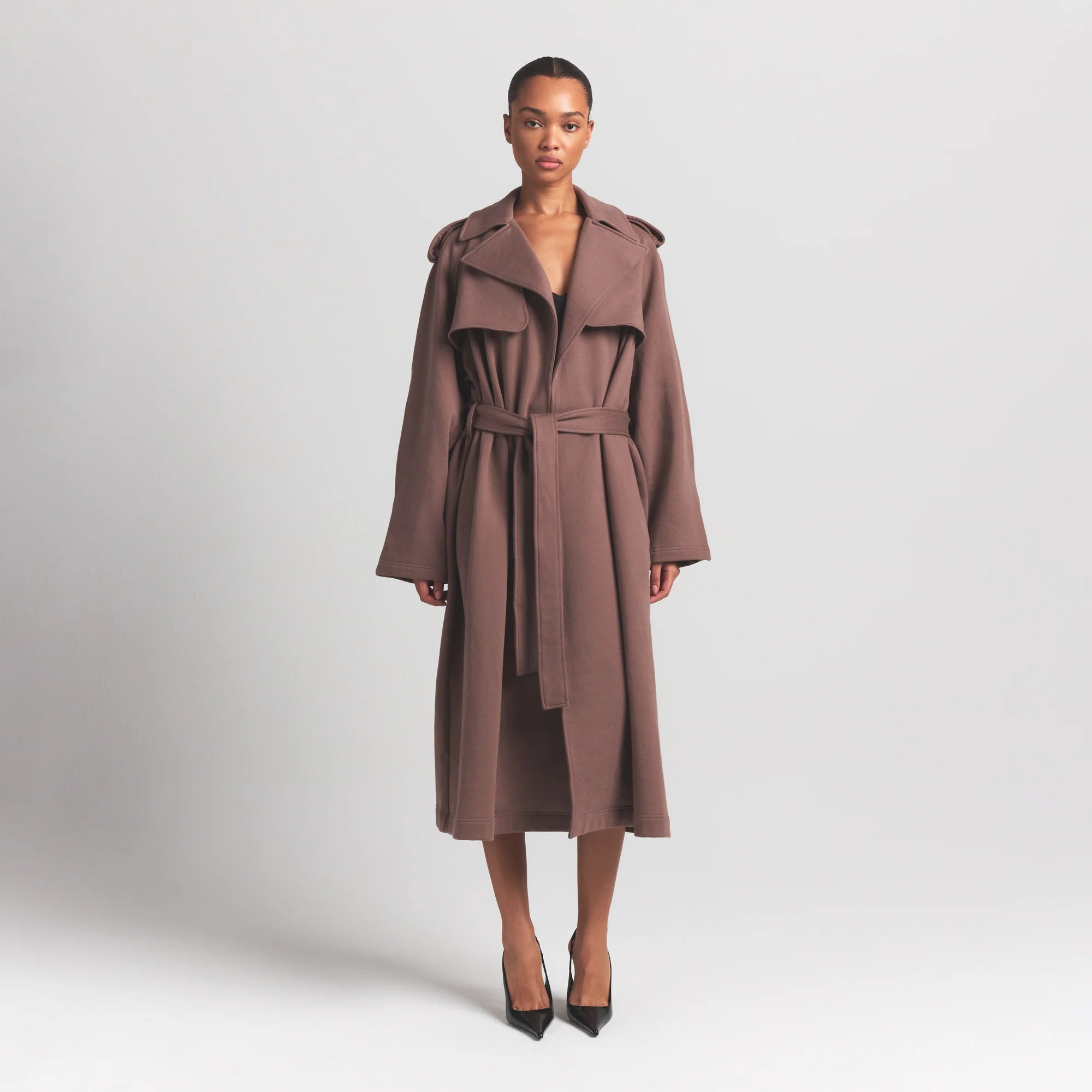 BOYFRIEND FLEECE TRENCH COAT | UMBER ON A MODEL FRONT VIEW S | FOCUS: 0.0, 1.0, 0.9