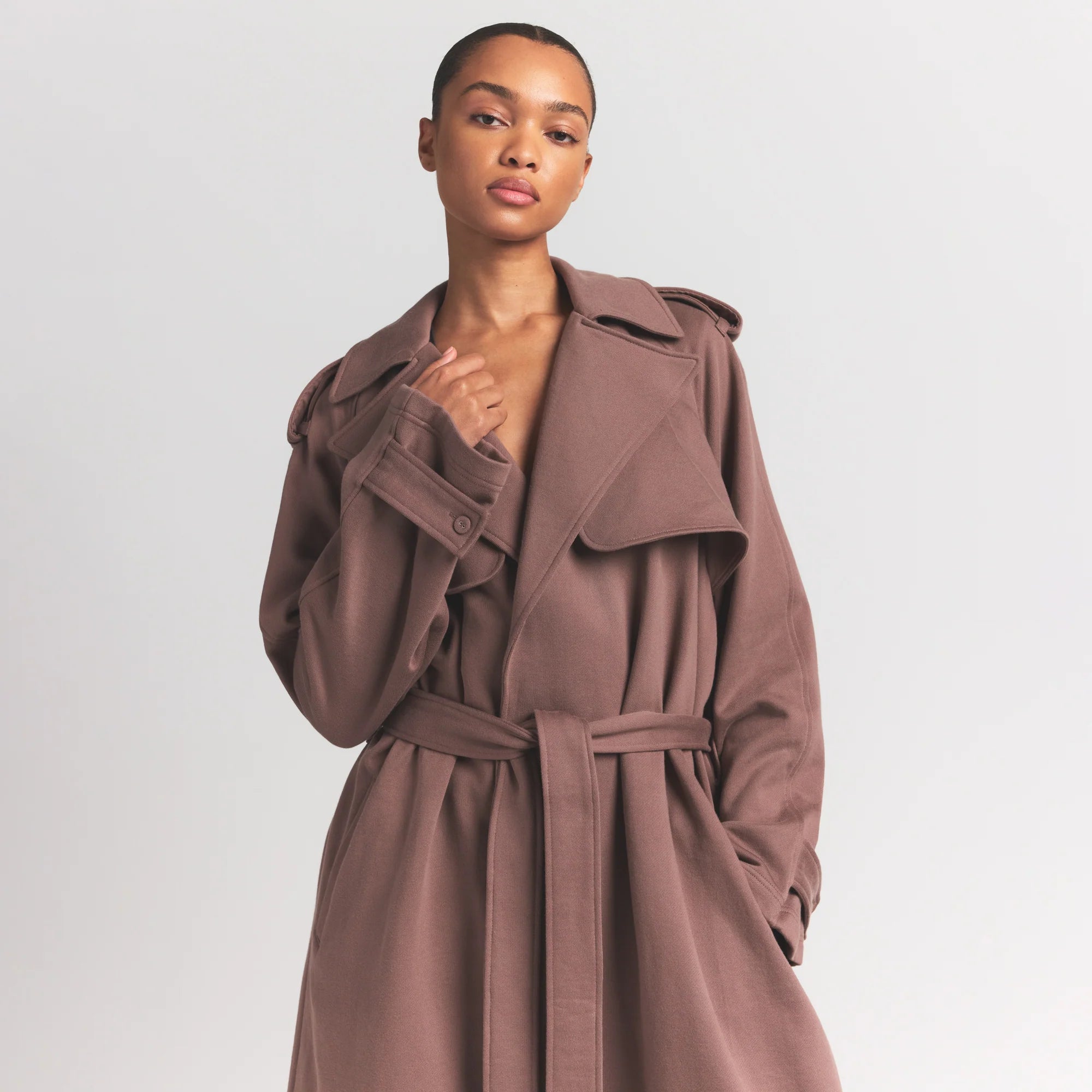 BOYFRIEND FLEECE TRENCH COAT | UMBER ON A MODEL FRONT VIEW S | FOCUS: 0.0, 1.0, 0.9
