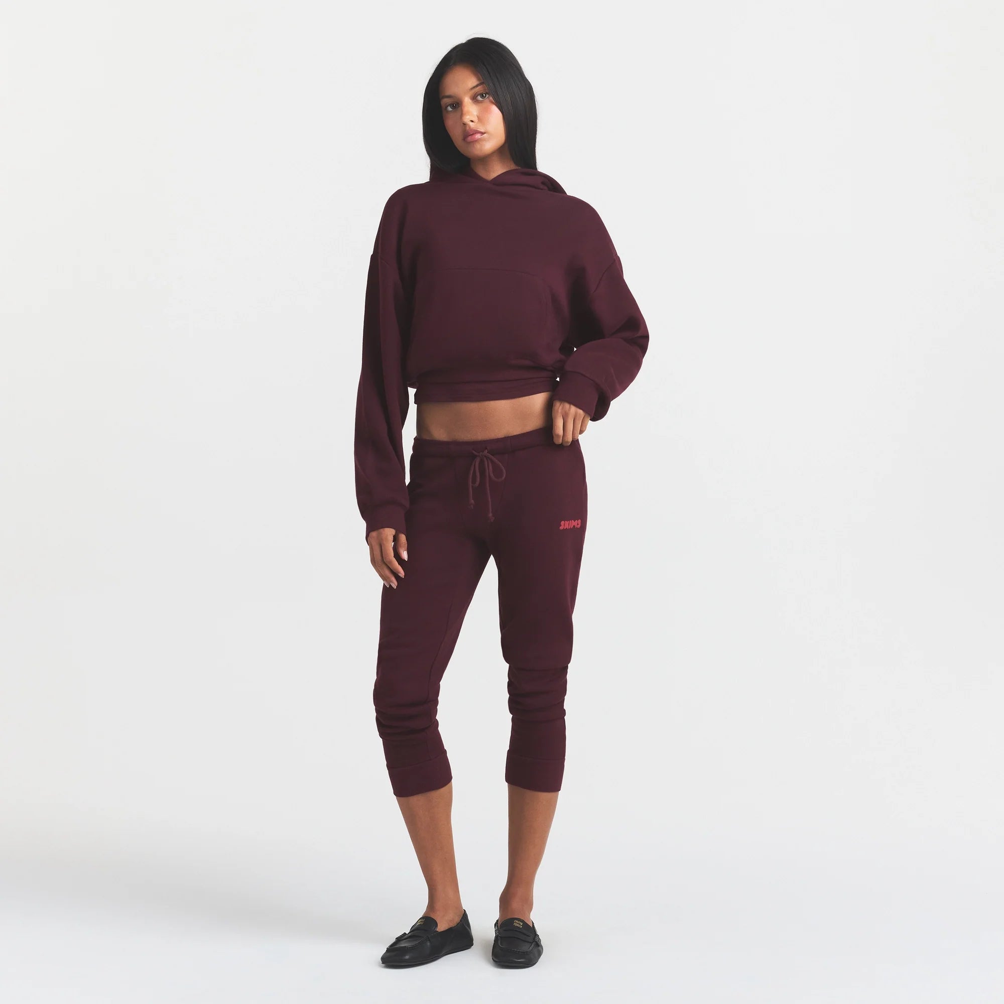 COTTON FLEECE CROPPED HOODIE | CURRANT ON A MODEL FRONT VIEW @ | FOCUS: 0.0, 1.0, 0.9