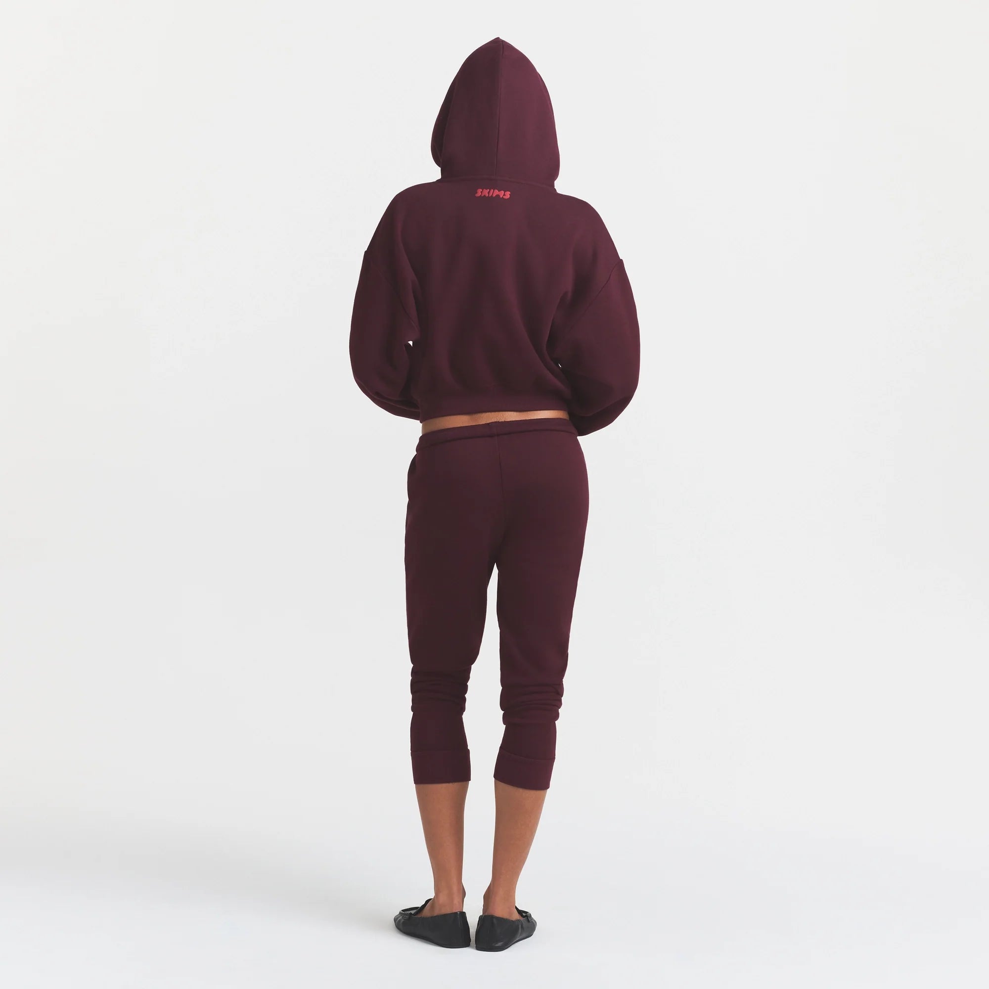 COTTON FLEECE CROPPED HOODIE | CURRANT ON A MODEL FRONT VIEW @ | FOCUS: 0.0, 1.0, 0.9