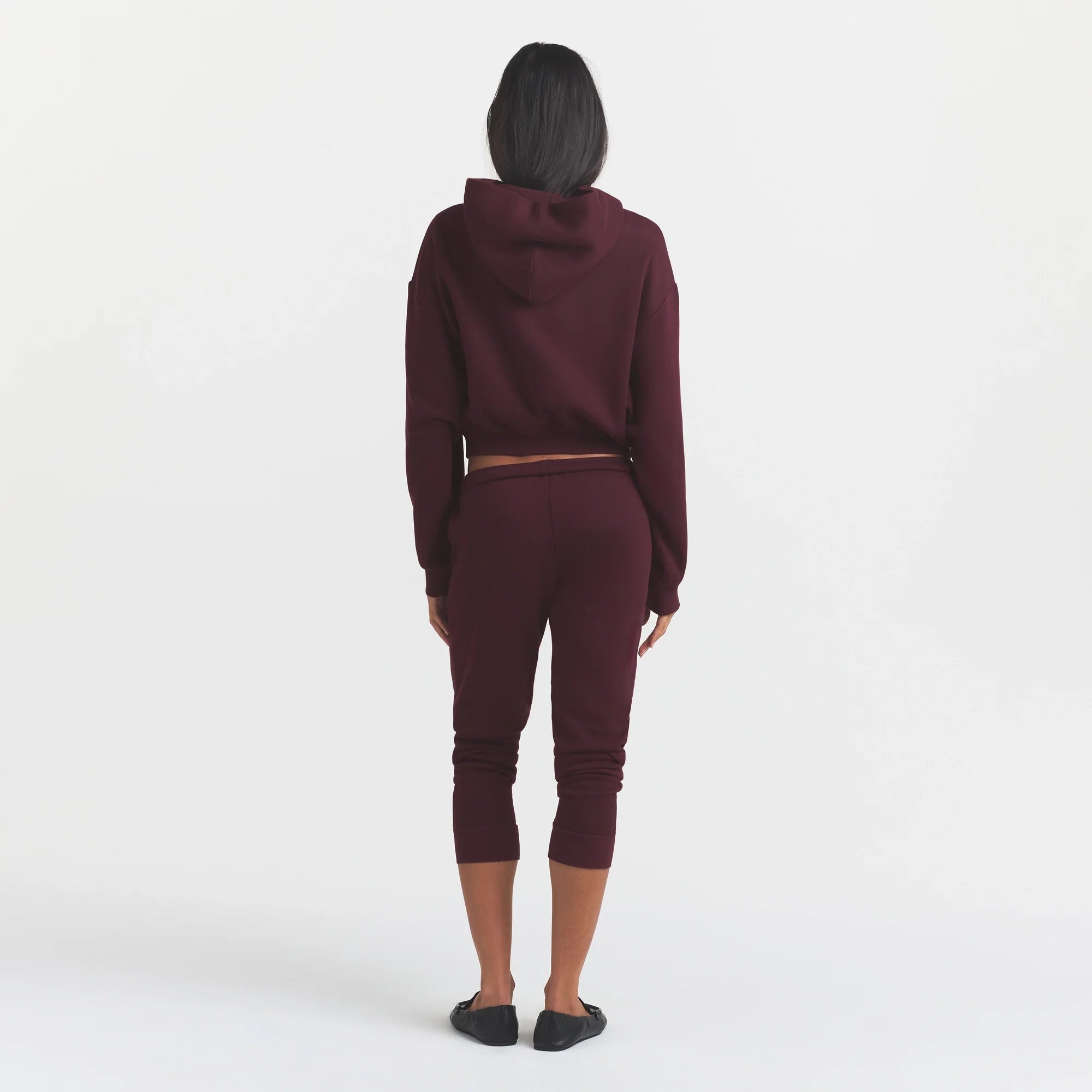 COTTON FLEECE CROPPED HOODIE | CURRANT ON A MODEL FRONT VIEW @ | FOCUS: 0.0, 1.0, 0.9