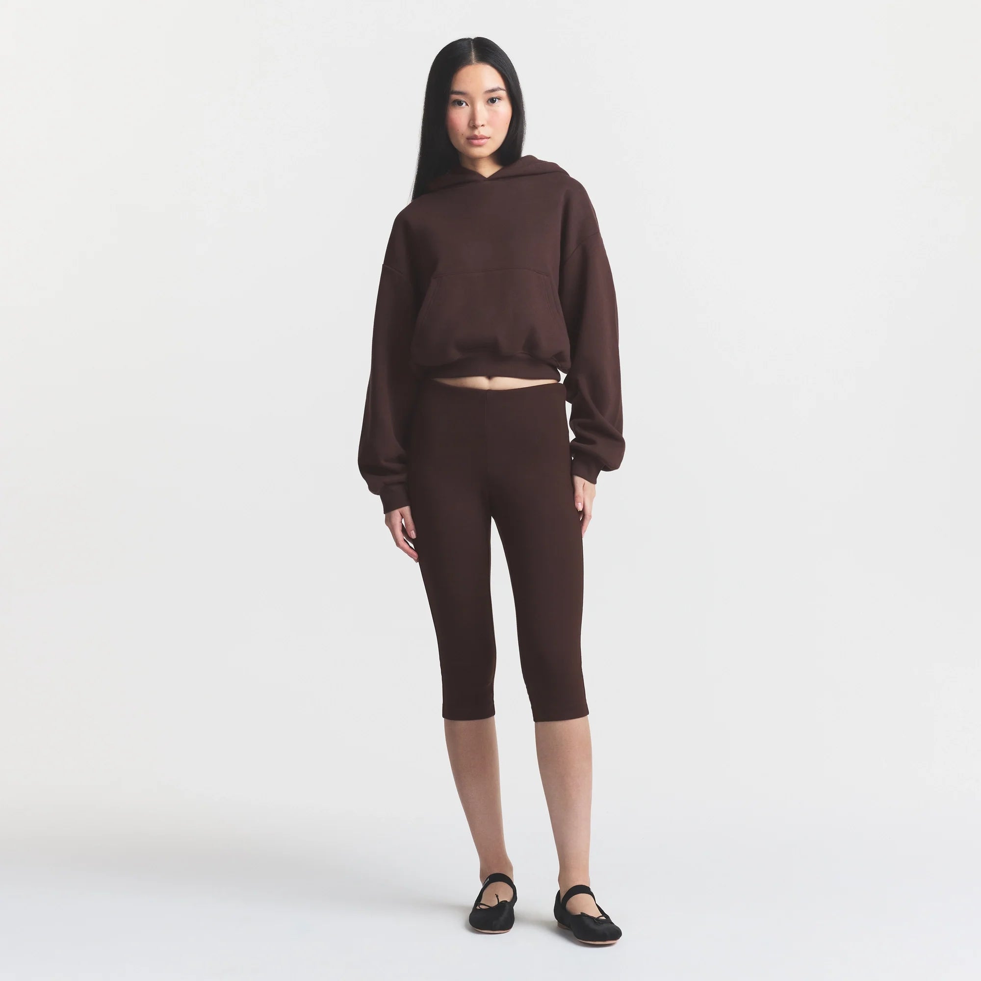 COTTON FLEECE CROPPED HOODIE | ESPRESSO ON A MODEL FRONT VIEW @ | FOCUS: 0.0, 1.0, 0.9