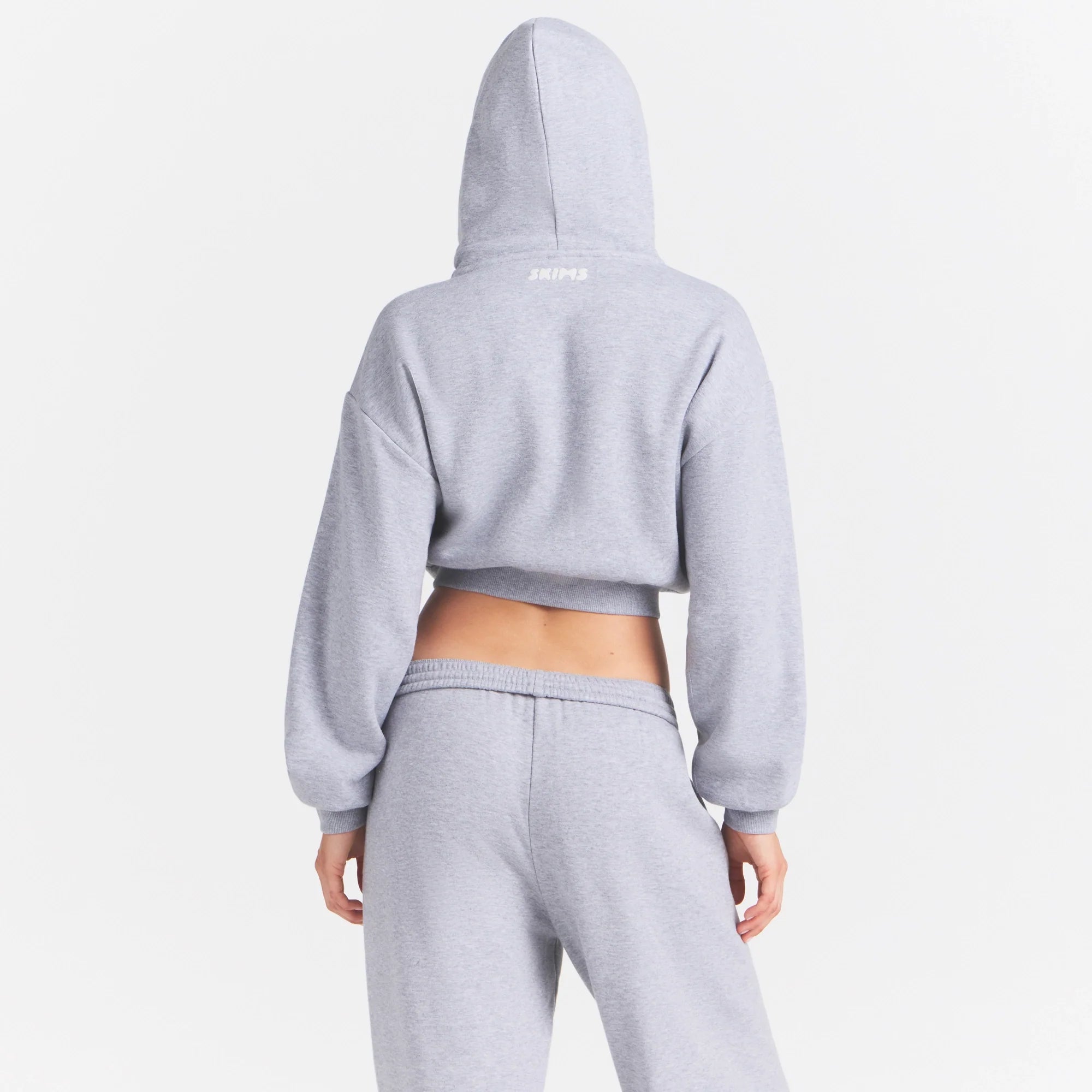 COTTON FLEECE CROPPED HOODIE | HEATHER GREY ON A MODEL SIDE VIEW @ | FOCUS: 0.0, 1.0, 0.9