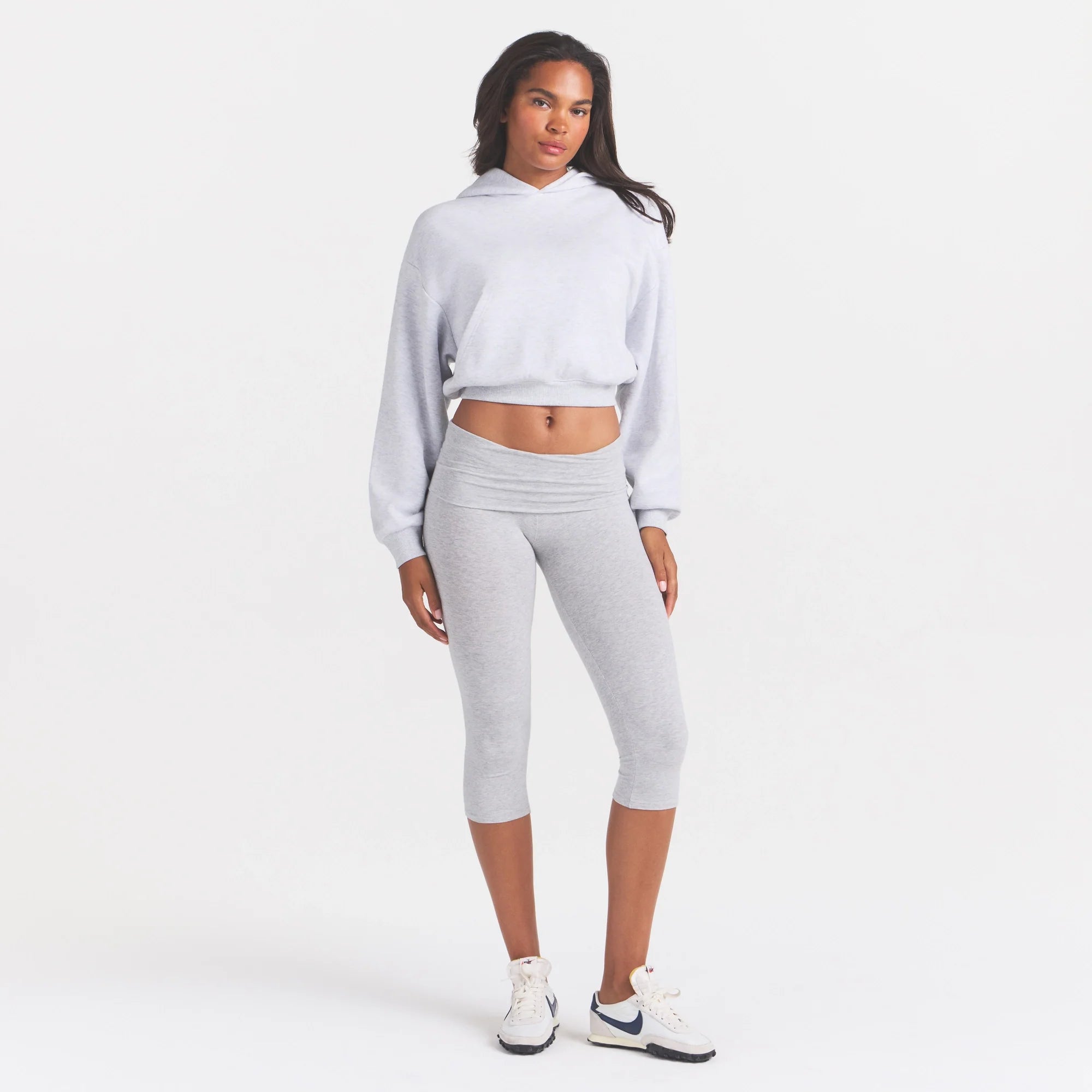 COTTON FLEECE CROPPED HOODIE | LIGHT HEATHER GREY ON A MODEL FRONT VIEW @ | FOCUS: 0.0, 1.0, 0.9