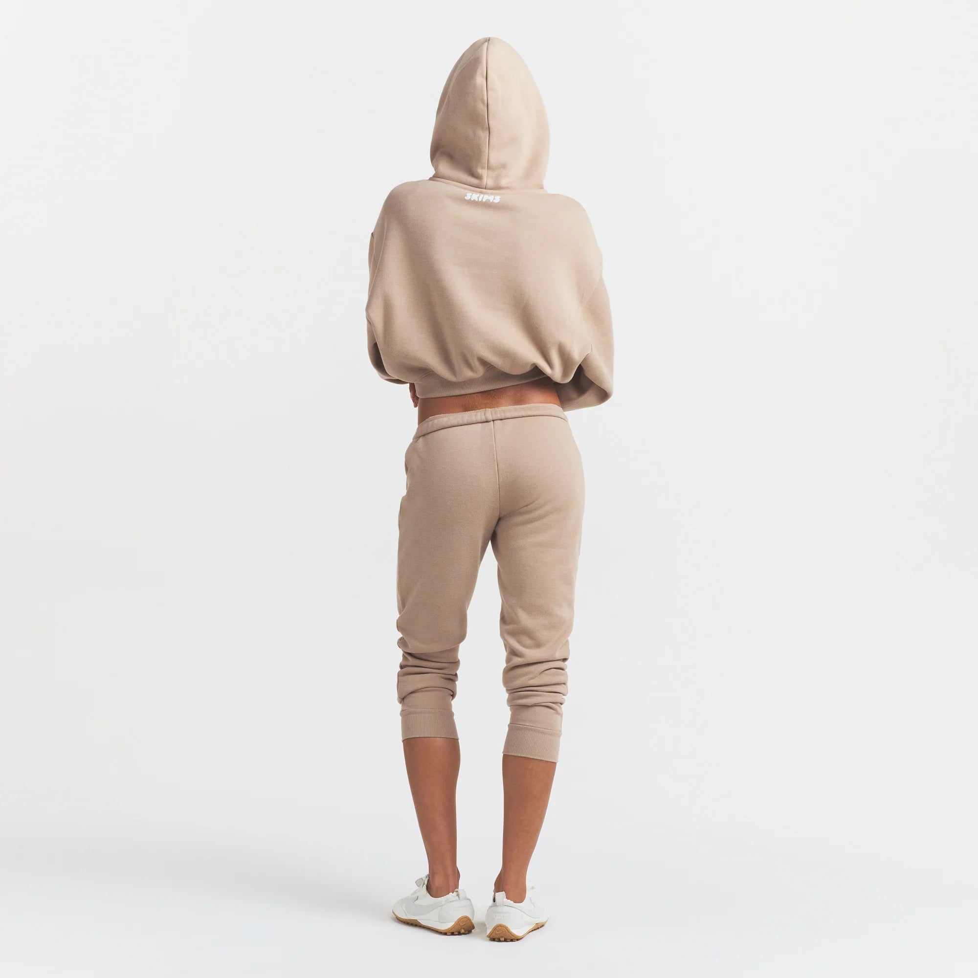 COTTON FLEECE CROPPED HOODIE | LATTE ON A MODEL FRONT VIEW @ | FOCUS: 0.0, 1.0, 0.9