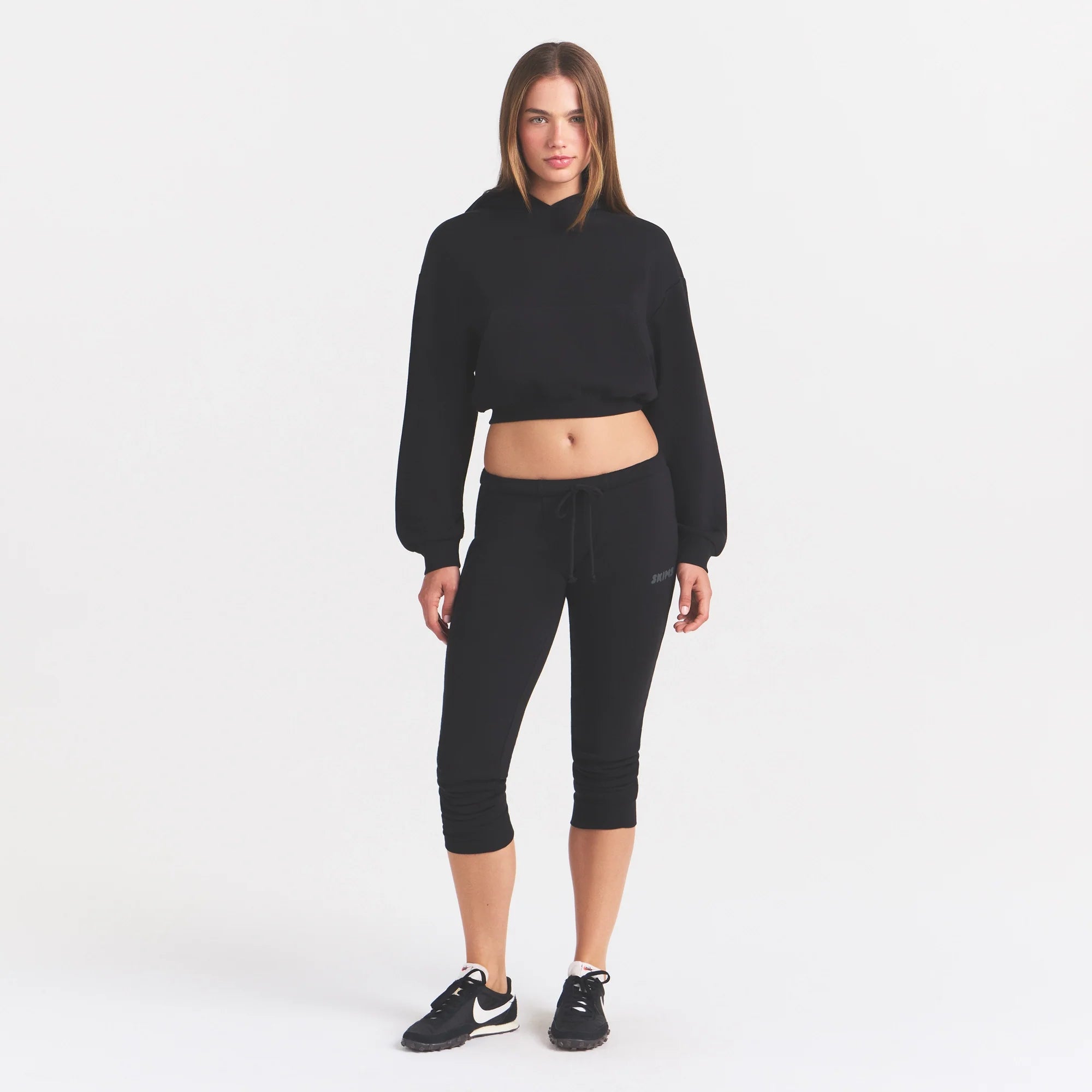 COTTON FLEECE CROPPED HOODIE | ONYX ON A MODEL FRONT VIEW @ | FOCUS: 0.0, 1.0, 0.9