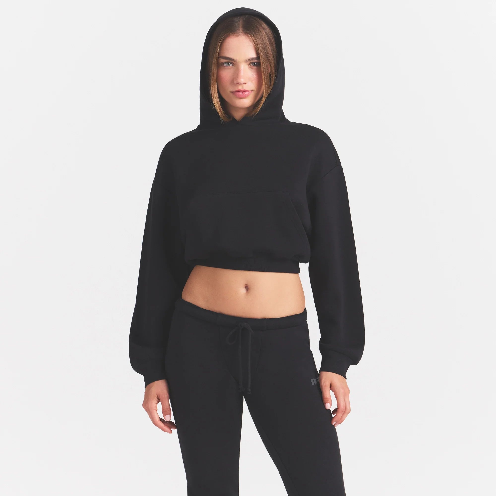COTTON FLEECE CROPPED HOODIE | ONYX ON A MODEL SIDE VIEW @ | FOCUS: 0.0, 1.0, 0.9