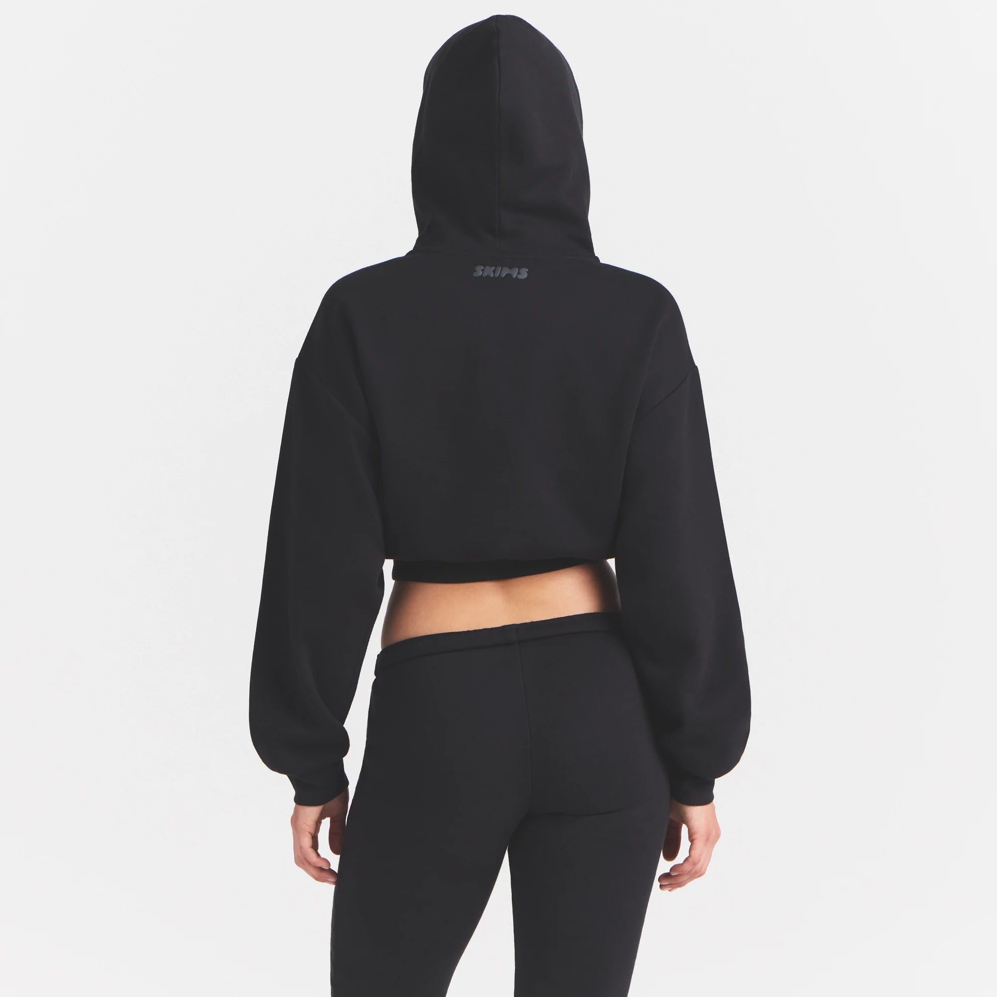 COTTON FLEECE CROPPED HOODIE | ONYX ON A MODEL SIDE VIEW @ | FOCUS: 0.0, 1.0, 0.9