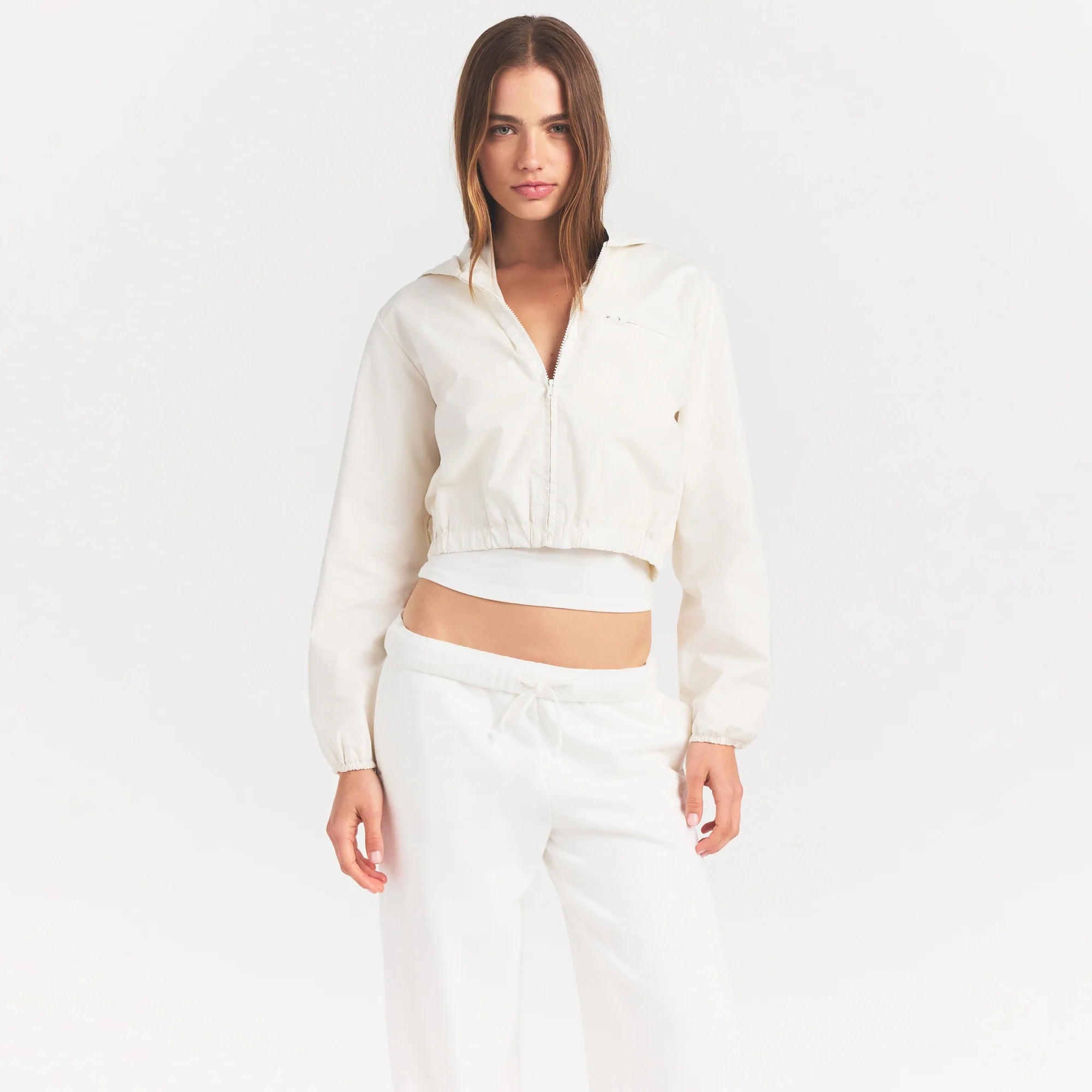 WOVEN COTTON CROPPED ZIP UP JACKET | EGRET ON A MODEL SIDE VIEW @ | FOCUS: 0.0, 1.0, 0.9
