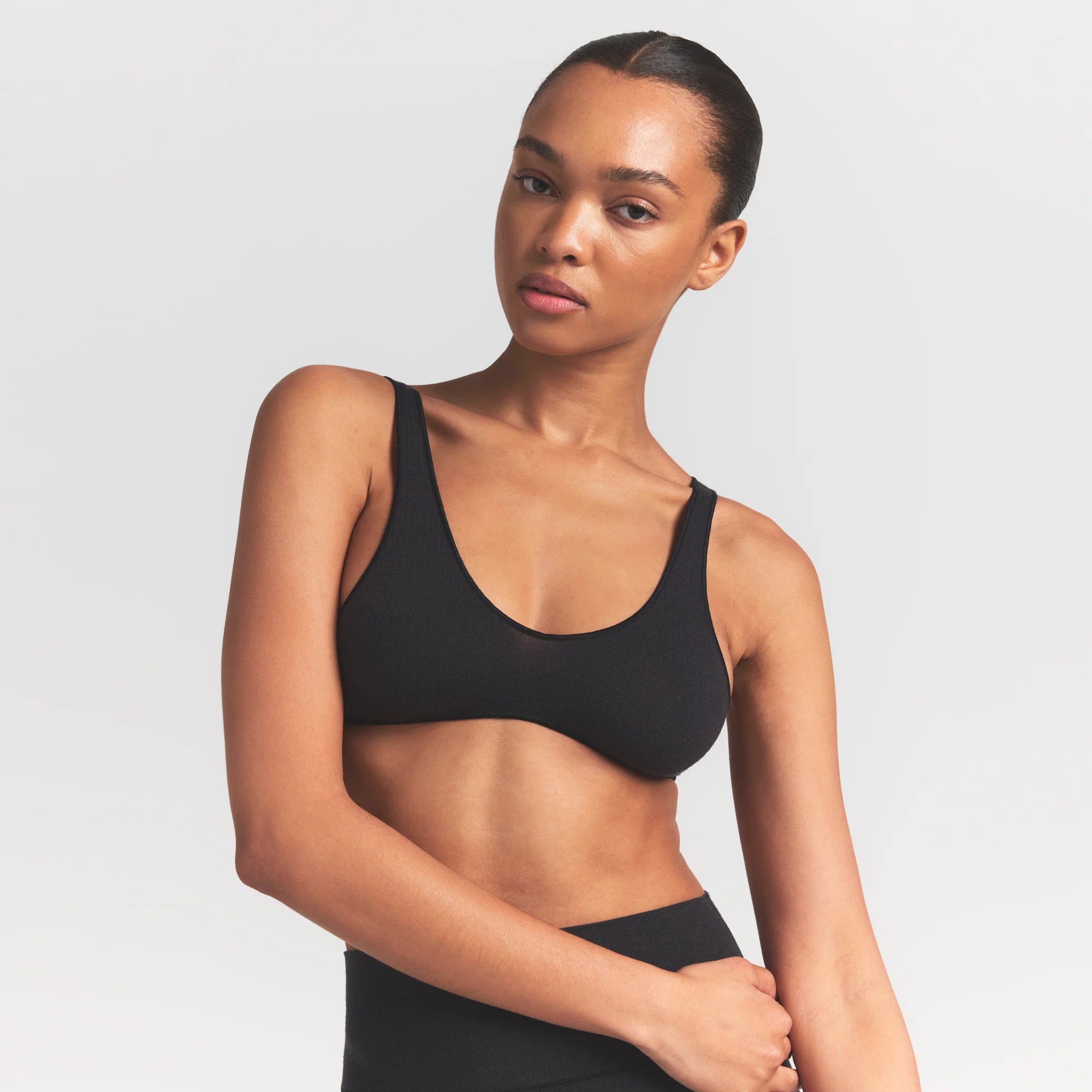 WOOL RIB BRALETTE | OBSIDIAN ON A MODEL FRONT VIEW S | FOCUS: 0.0, 1.0, 0.9