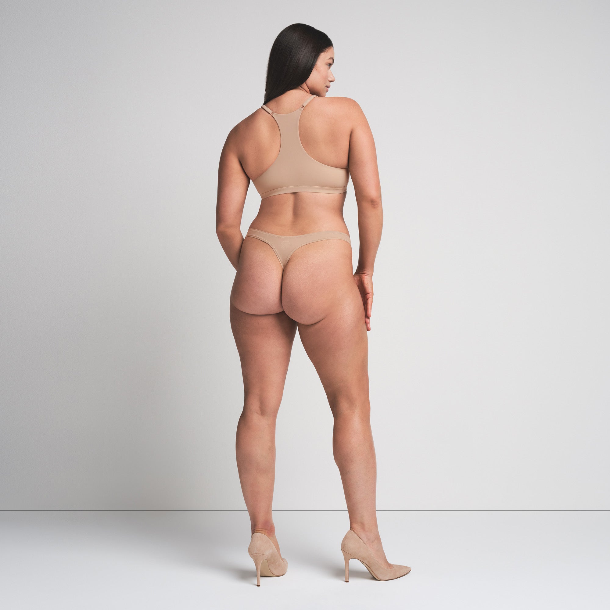 FITS EVERYBODY RACERBACK PLUNGE BRALETTE | CLAY ON A MODEL FRONT VIEW | FOCUS: 0.0, 1.0, 0.9