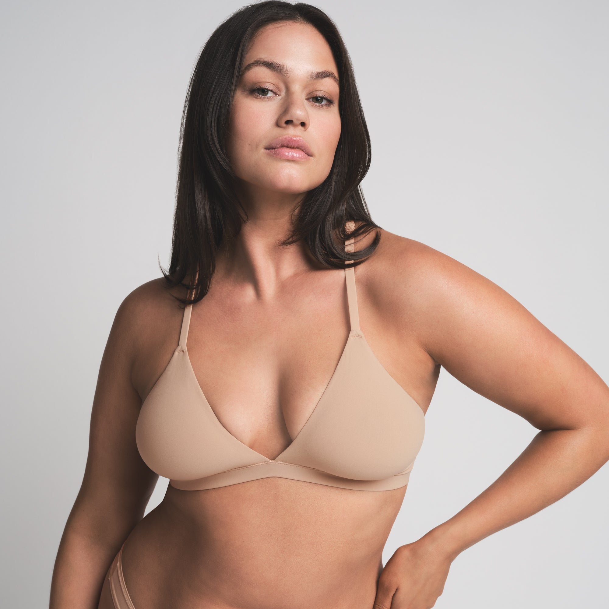 FITS EVERYBODY RACERBACK PLUNGE BRALETTE | CLAY ON A MODEL SIDE VIEW | FOCUS: 0.0, 1.0, 0.9