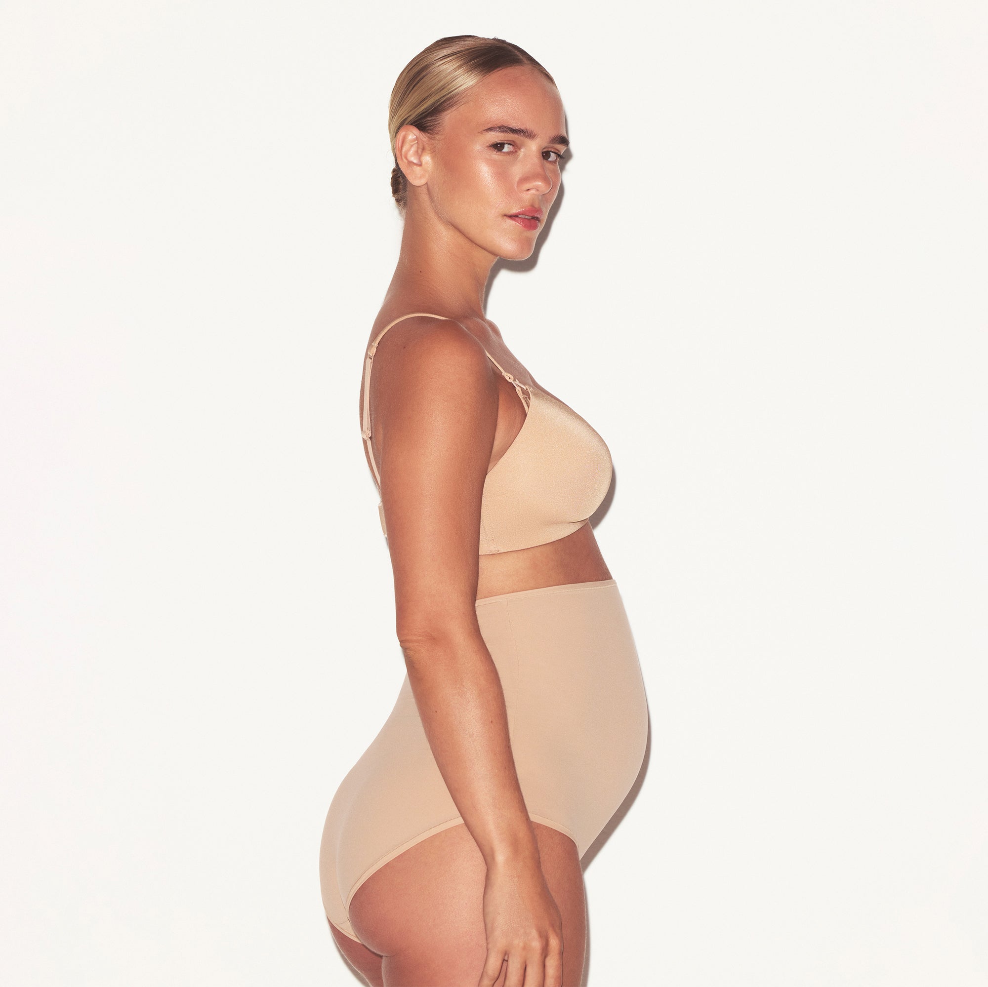 WIRELESS FORM MATERNITY NURSING BRA | CLAY ON A MODEL SIDE VIEW @ | FOCUS: 0.0, 1.0, 0.9