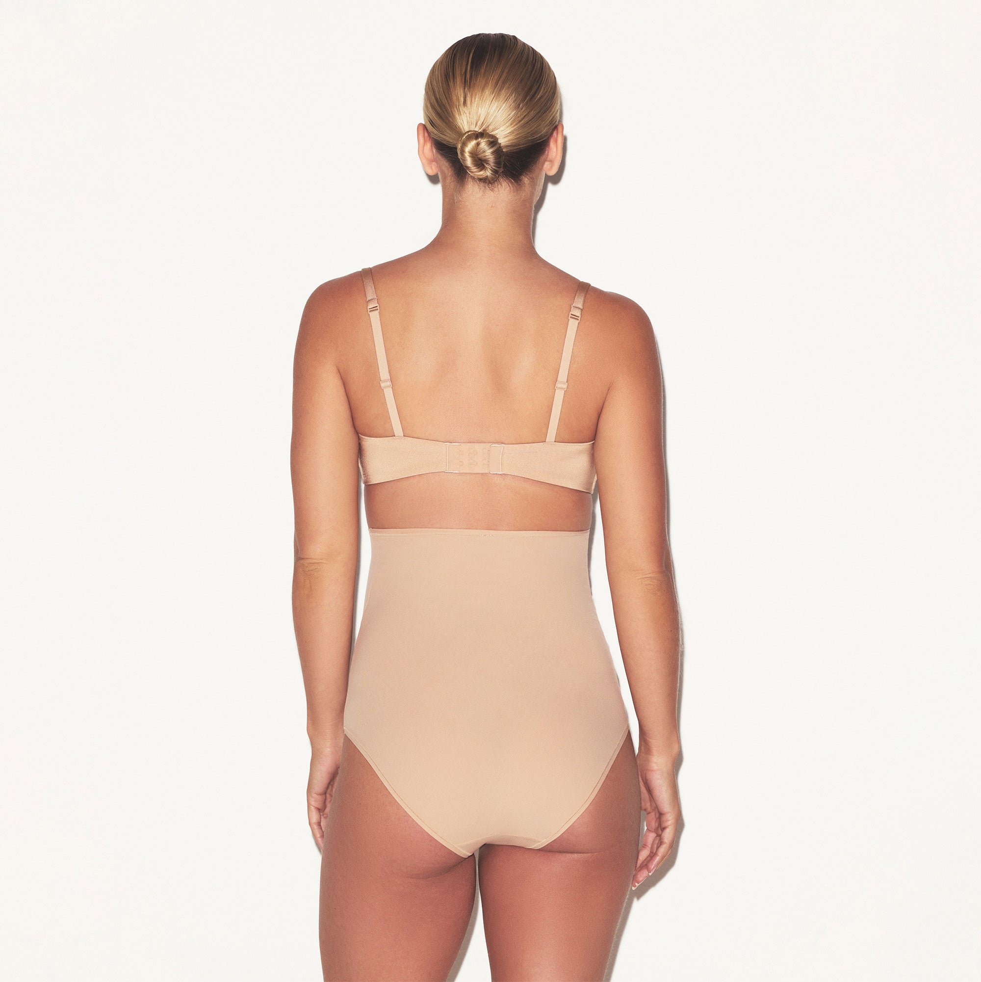 WIRELESS FORM MATERNITY NURSING BRA | CLAY ON A MODEL SIDE VIEW @ | FOCUS: 0.0, 1.0, 0.9