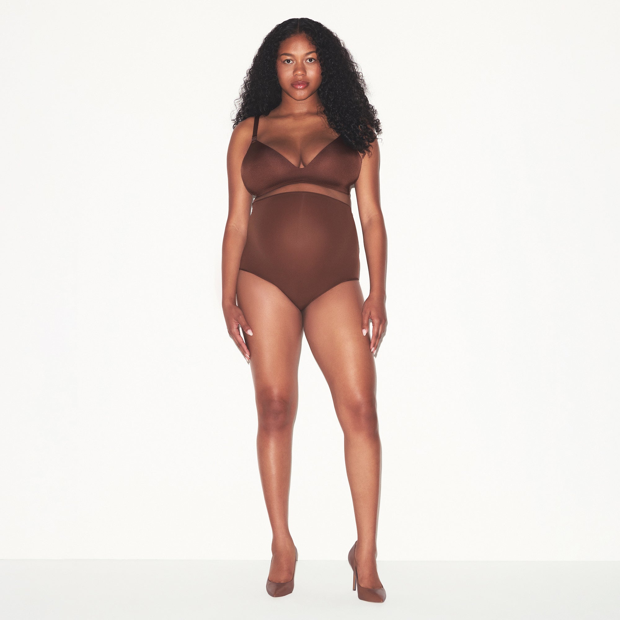 WIRELESS FORM MATERNITY NURSING BRA | COCOA ON A MODEL FRONT VIEW @ | FOCUS: 0.0, 1.0, 0.9