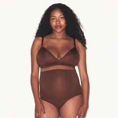 WIRELESS FORM MATERNITY NURSING BRA | COCOA ON A MODEL SIDE VIEW @ | FOCUS: 0.0, 1.0, 0.9