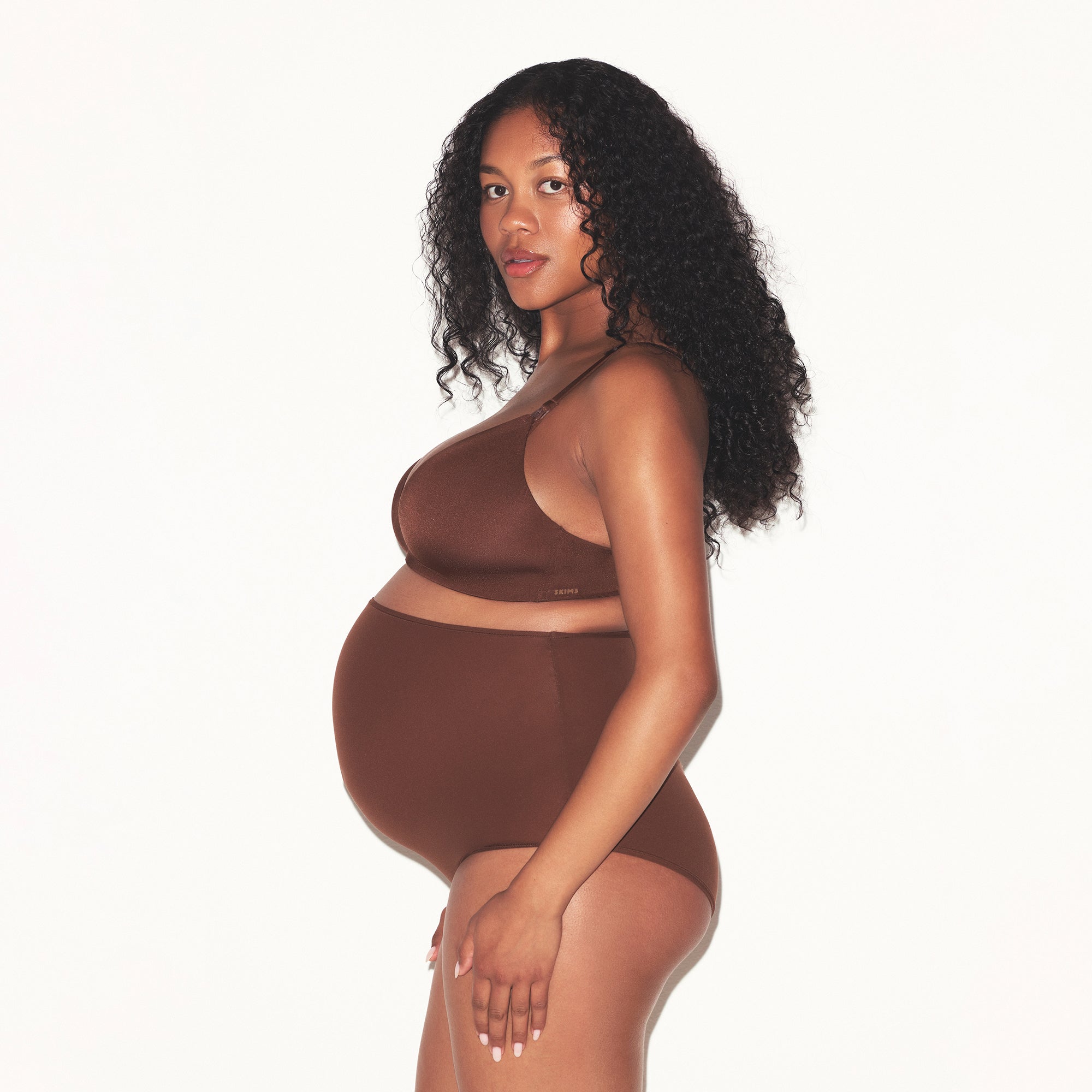 WIRELESS FORM MATERNITY NURSING BRA | COCOA ON A MODEL SIDE VIEW @ | FOCUS: 0.0, 1.0, 0.9
