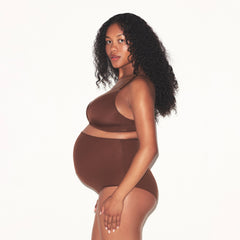 WIRELESS FORM MATERNITY NURSING BRA | COCOA ON A MODEL SIDE VIEW @ | FOCUS: 0.0, 1.0, 0.9