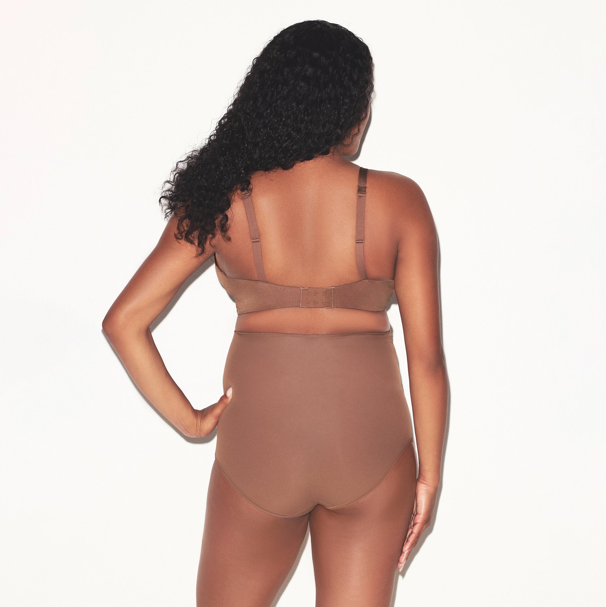 WIRELESS FORM MATERNITY NURSING BRA | JASPER ON A MODEL SIDE VIEW @ | FOCUS: 0.0, 1.0, 0.9