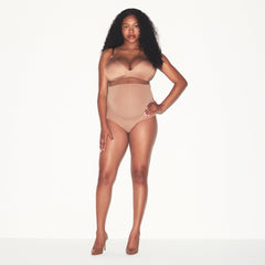 WIRELESS FORM MATERNITY NURSING BRA | SIENNA ON A MODEL FRONT VIEW @ | FOCUS: 0.0, 1.0, 0.9
