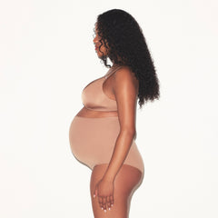 WIRELESS FORM MATERNITY NURSING BRA | SIENNA ON A MODEL SIDE VIEW @ | FOCUS: 0.0, 1.0, 0.9