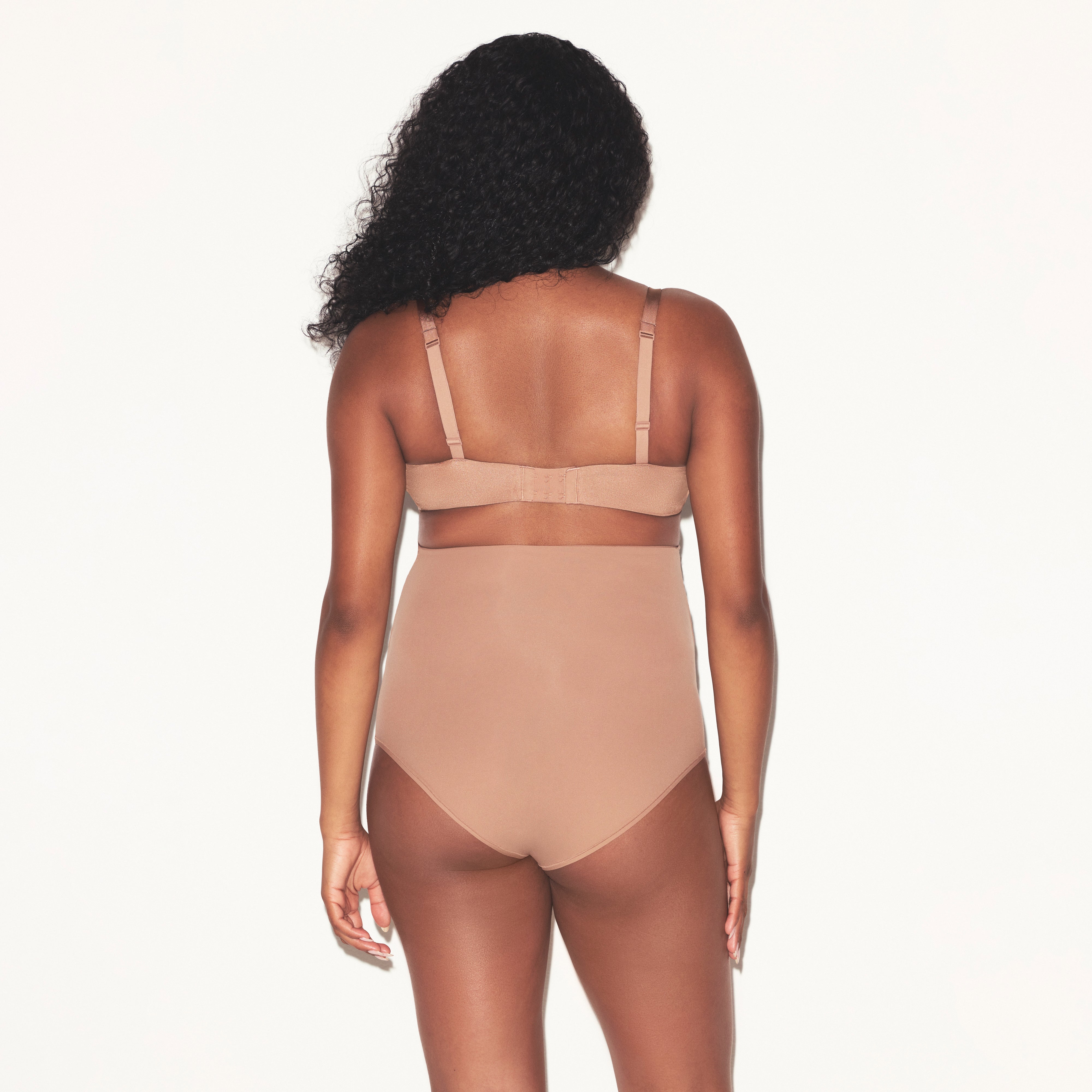 WIRELESS FORM MATERNITY NURSING BRA | SIENNA ON A MODEL SIDE VIEW @ | FOCUS: 0.0, 1.0, 0.9