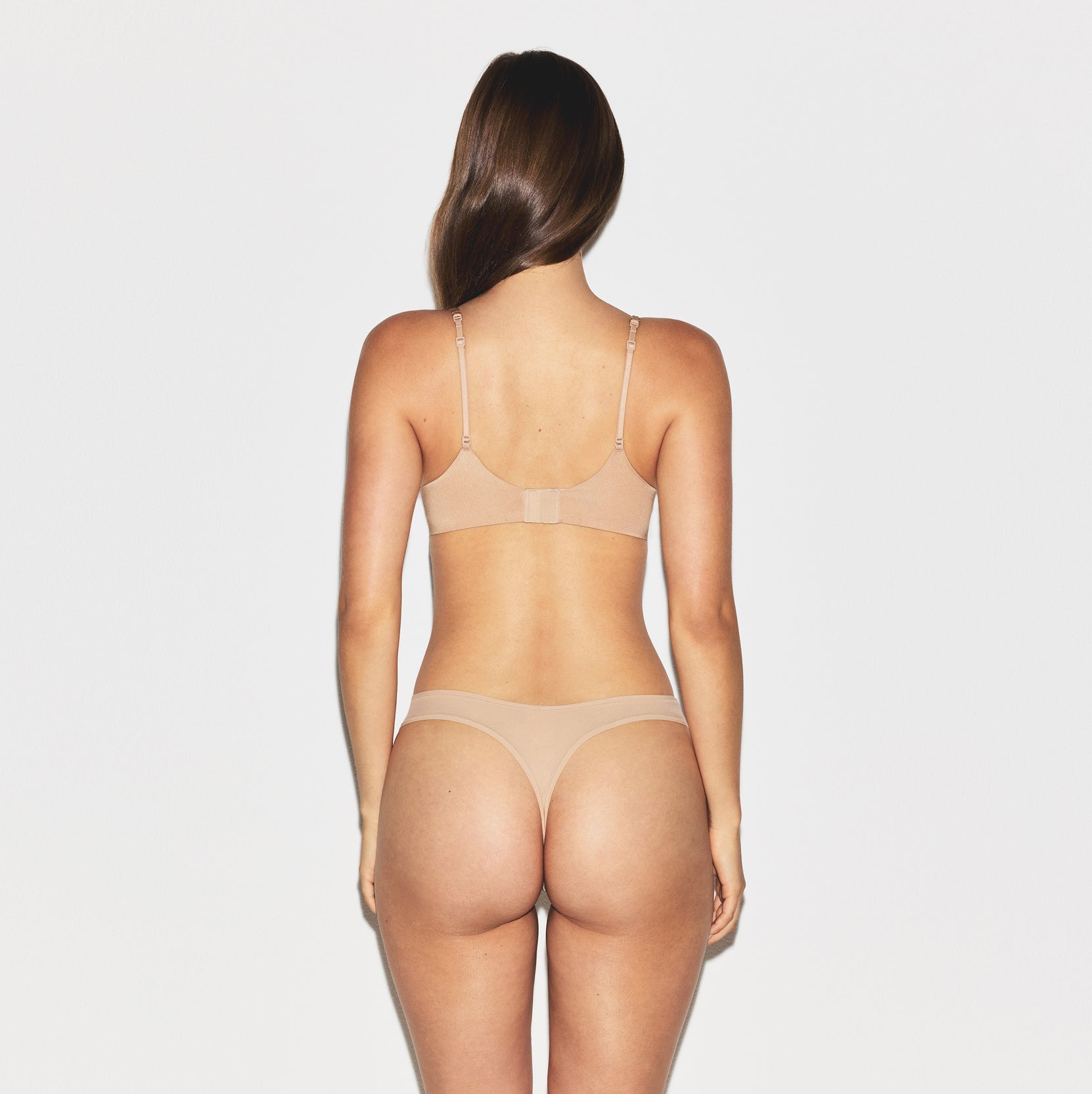 SKIMS ULTIMATE SUPER PUSH-UP BRA | CLAY ON A MODEL SIDE VIEW @ | FOCUS: 0.0, 1.0, 0.9 @ | FOCUS: 0.0, 1.0, 0.9