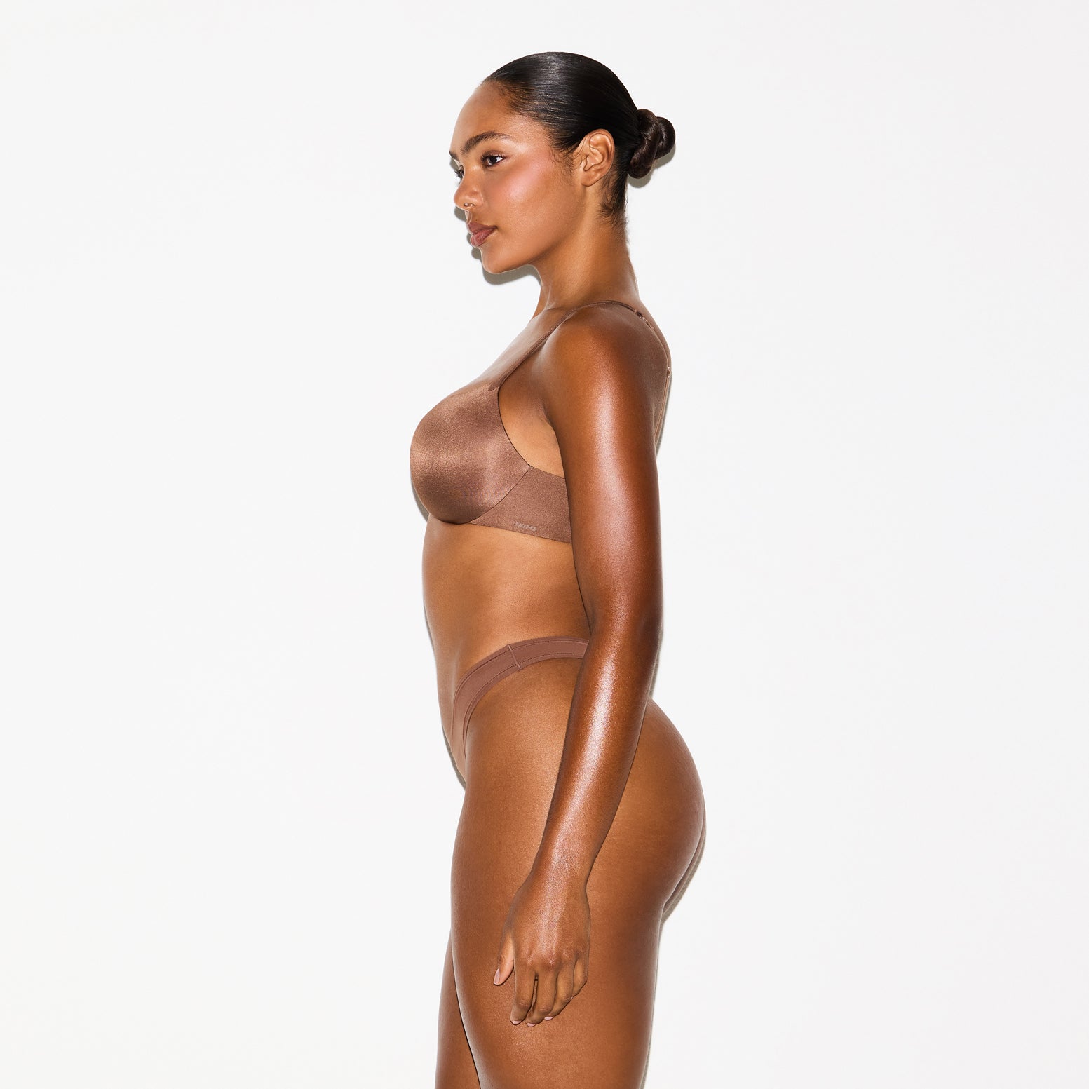 SKIMS ULTIMATE SUPER PUSH-UP BRA | JASPER ON A MODEL SIDE VIEW @ | FOCUS: 0.0, 1.0, 0.9