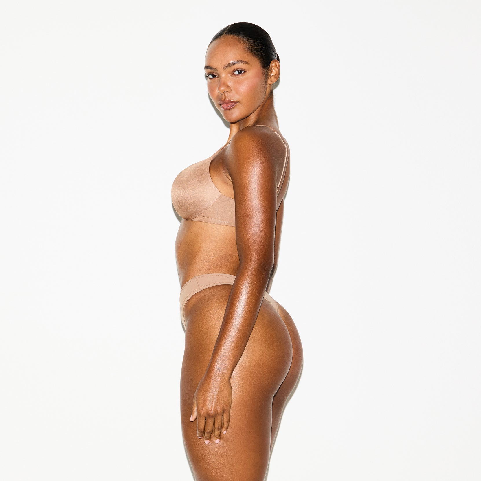 SKIMS ULTIMATE SUPER PUSH-UP BRA | SIENNA ON A MODEL SIDE VIEW @ | FOCUS: 0.0, 1.0, 0.9