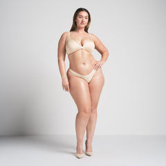 WIRELESS FORM SUPER PUSH-UP BRA | SAND ON A MODEL FRONT VIEW @ | FOCUS: 0.0, 1.0, 0.9