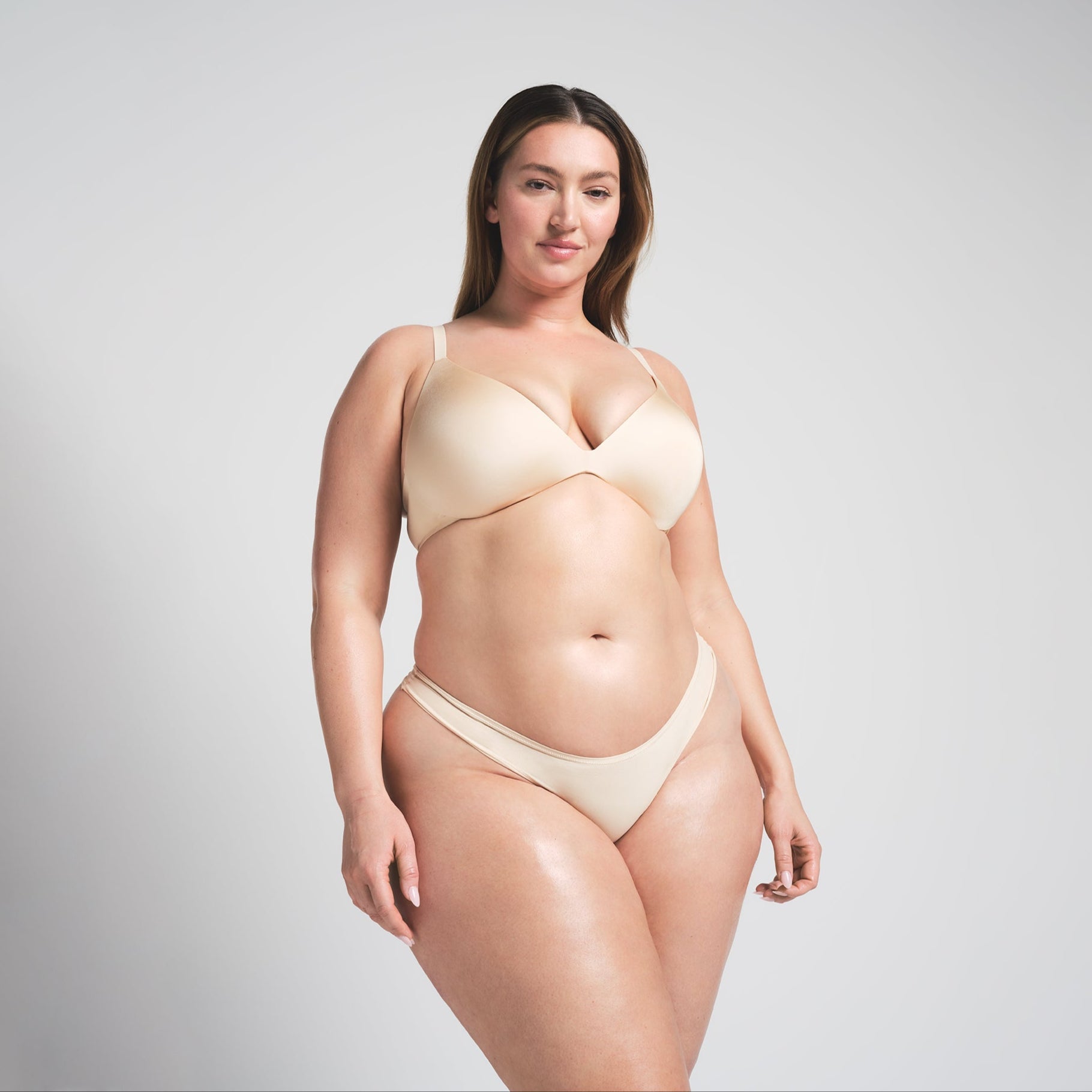 WIRELESS FORM SUPER PUSH-UP BRA | SAND ON A MODEL FRONT VIEW @ | FOCUS: 0.0, 1.0, 0.9