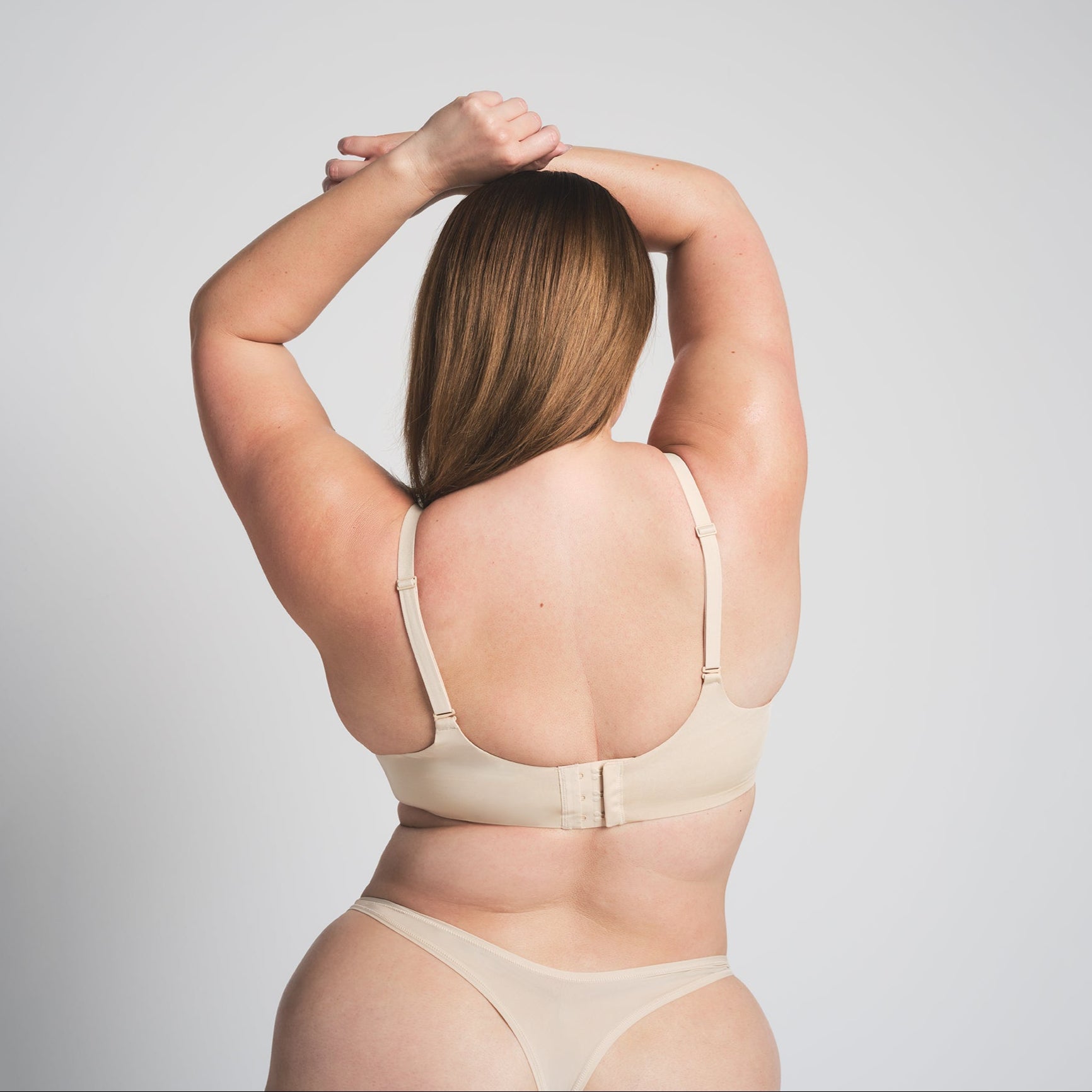 WIRELESS FORM SUPER PUSH-UP BRA | SAND ON A MODEL BACK VIEW @ | FOCUS: 0.0, 1.0, 0.9