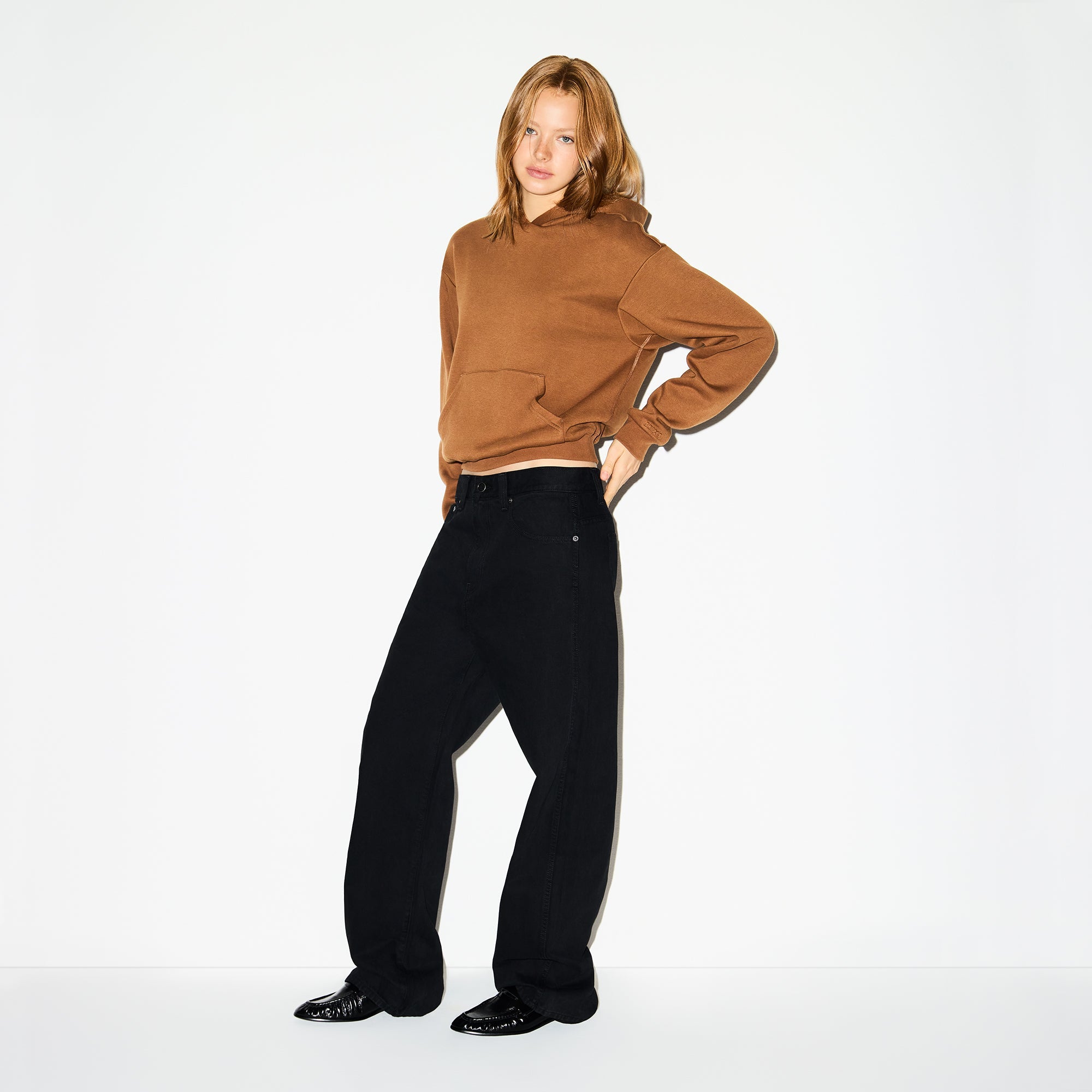 COTTON FLEECE CLASSIC HOODIE | BISON ON A MODEL SIDE VIEW @ | FOCUS: 0.0, 1.0, 0.9