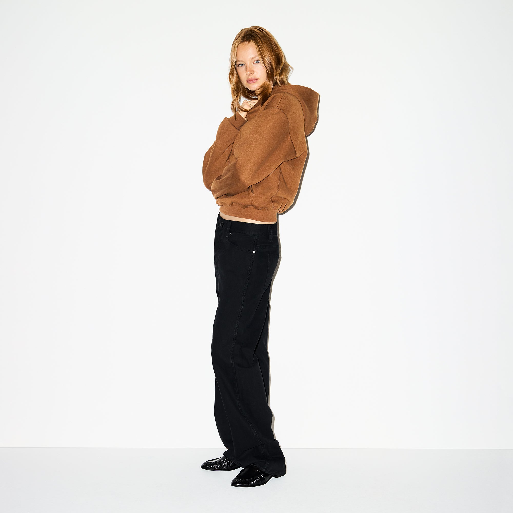 COTTON FLEECE CLASSIC HOODIE | BISON ON A MODEL SIDE VIEW @ | FOCUS: 0.0, 1.0, 0.9